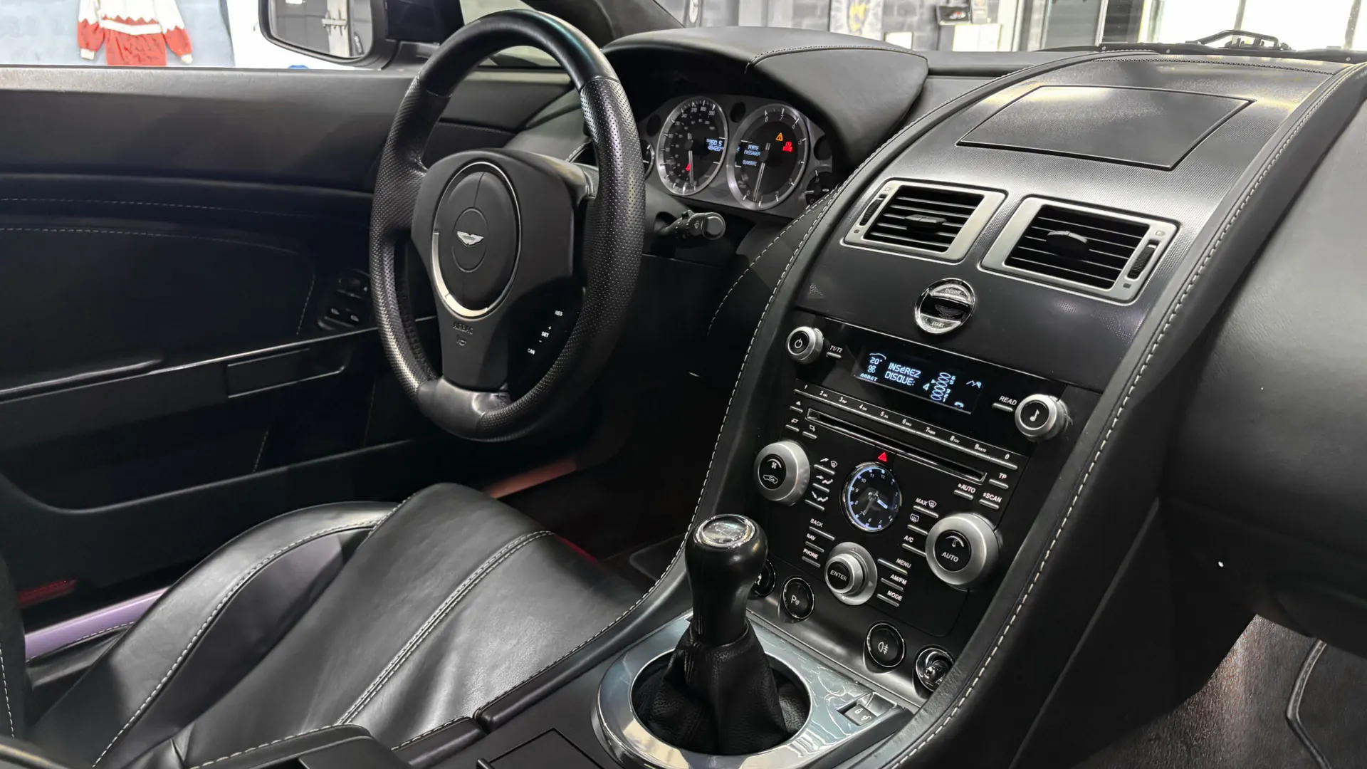 Aston Martin V8 — photo 38