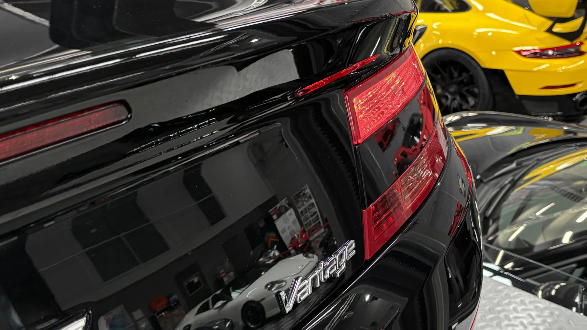 Aston Martin V8 — photo 24