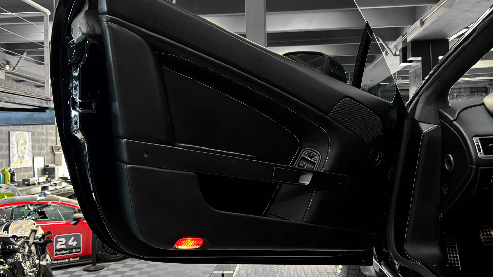 Aston Martin V8 — photo 25