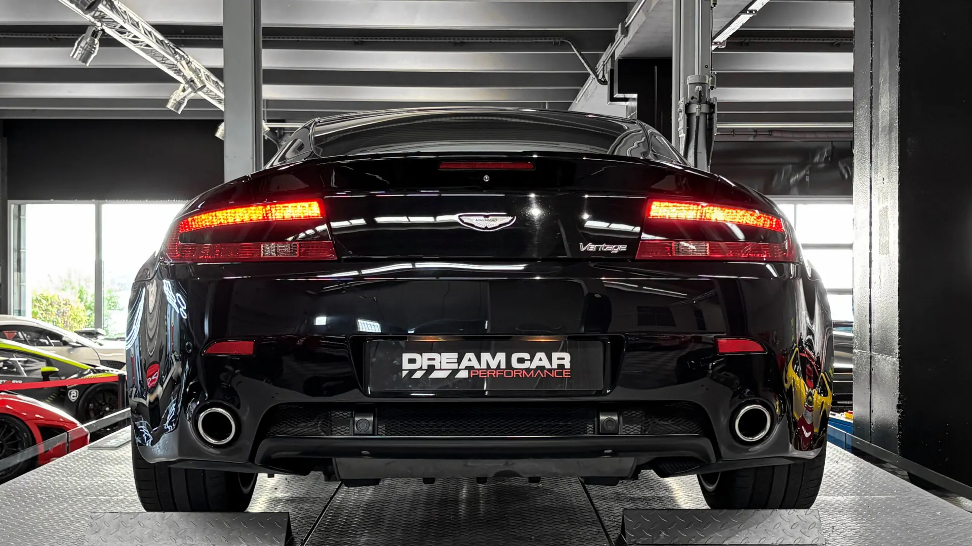 Aston Martin V8 — photo 16