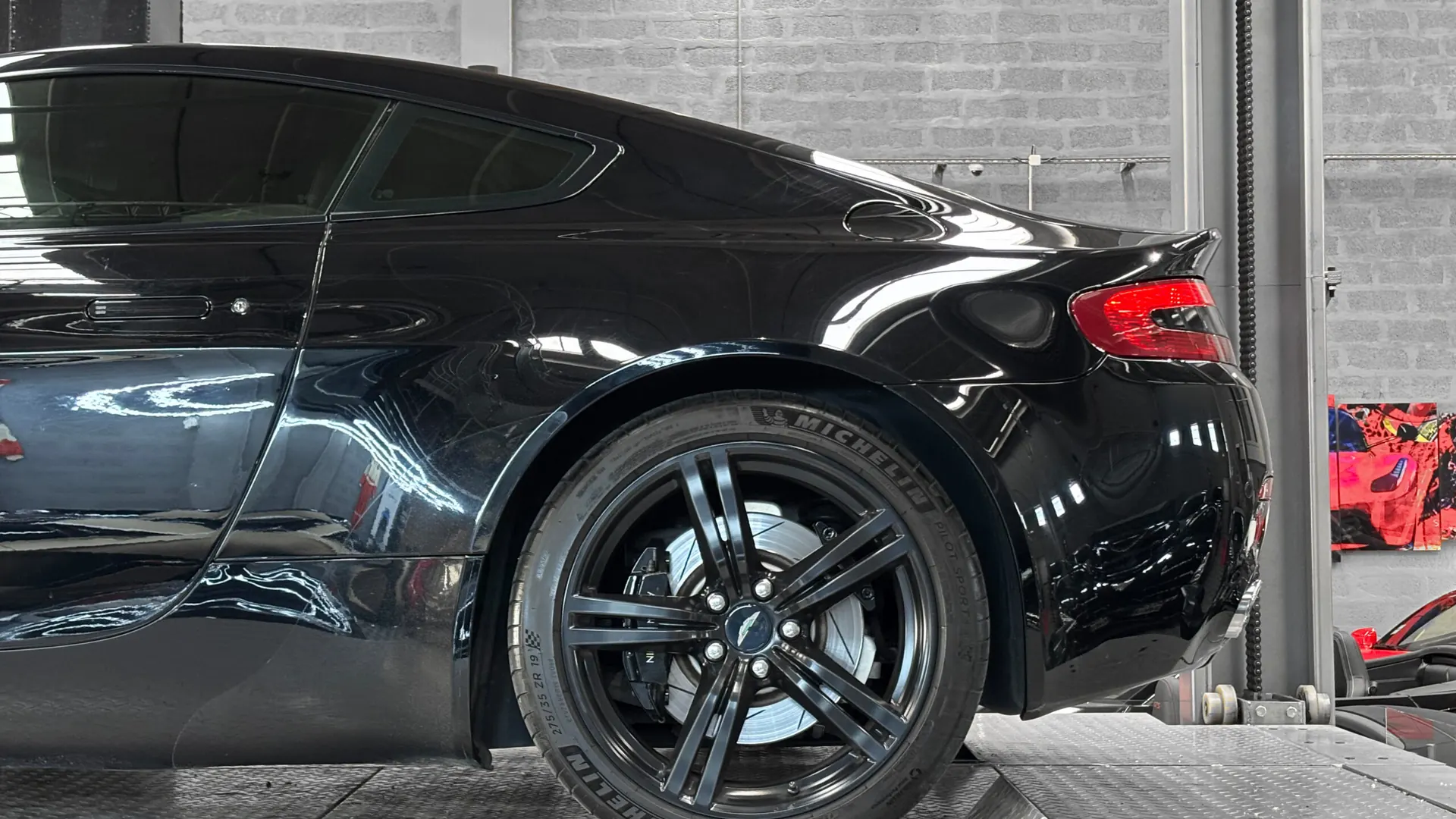 Aston Martin V8 — photo 18