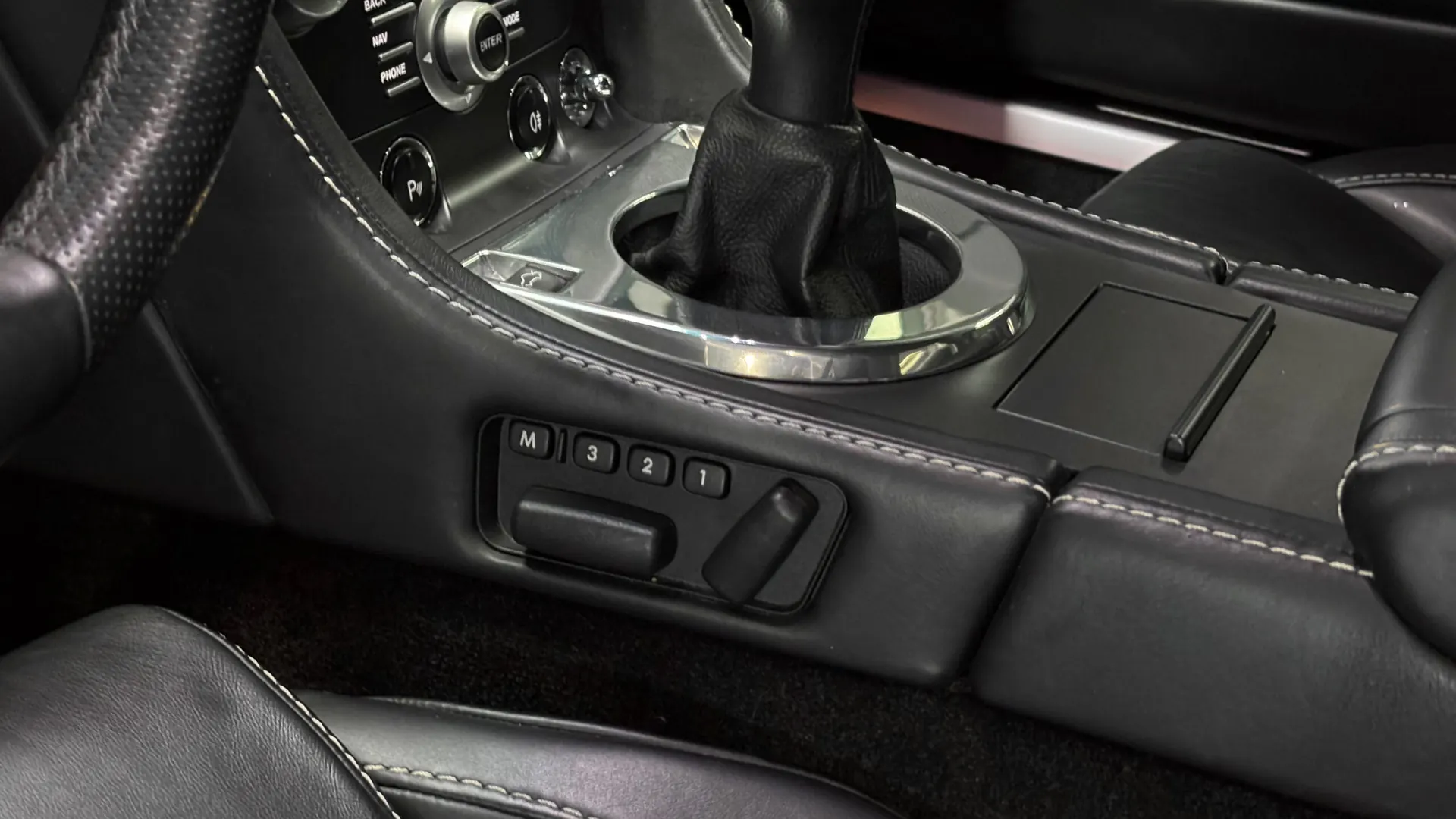 Aston Martin V8 — photo 30