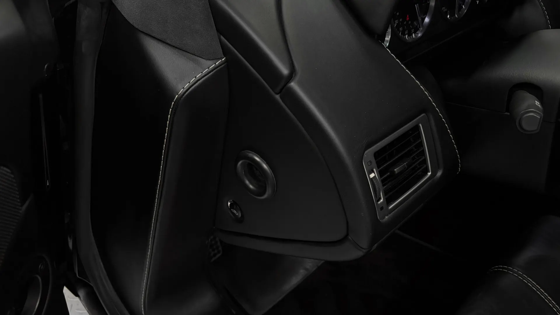 Aston Martin V8 — photo 28