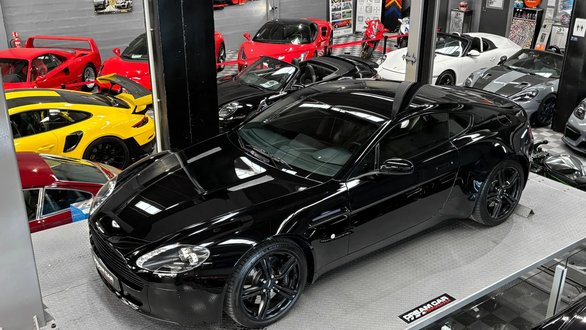 Aston Martin V8 — photo 4