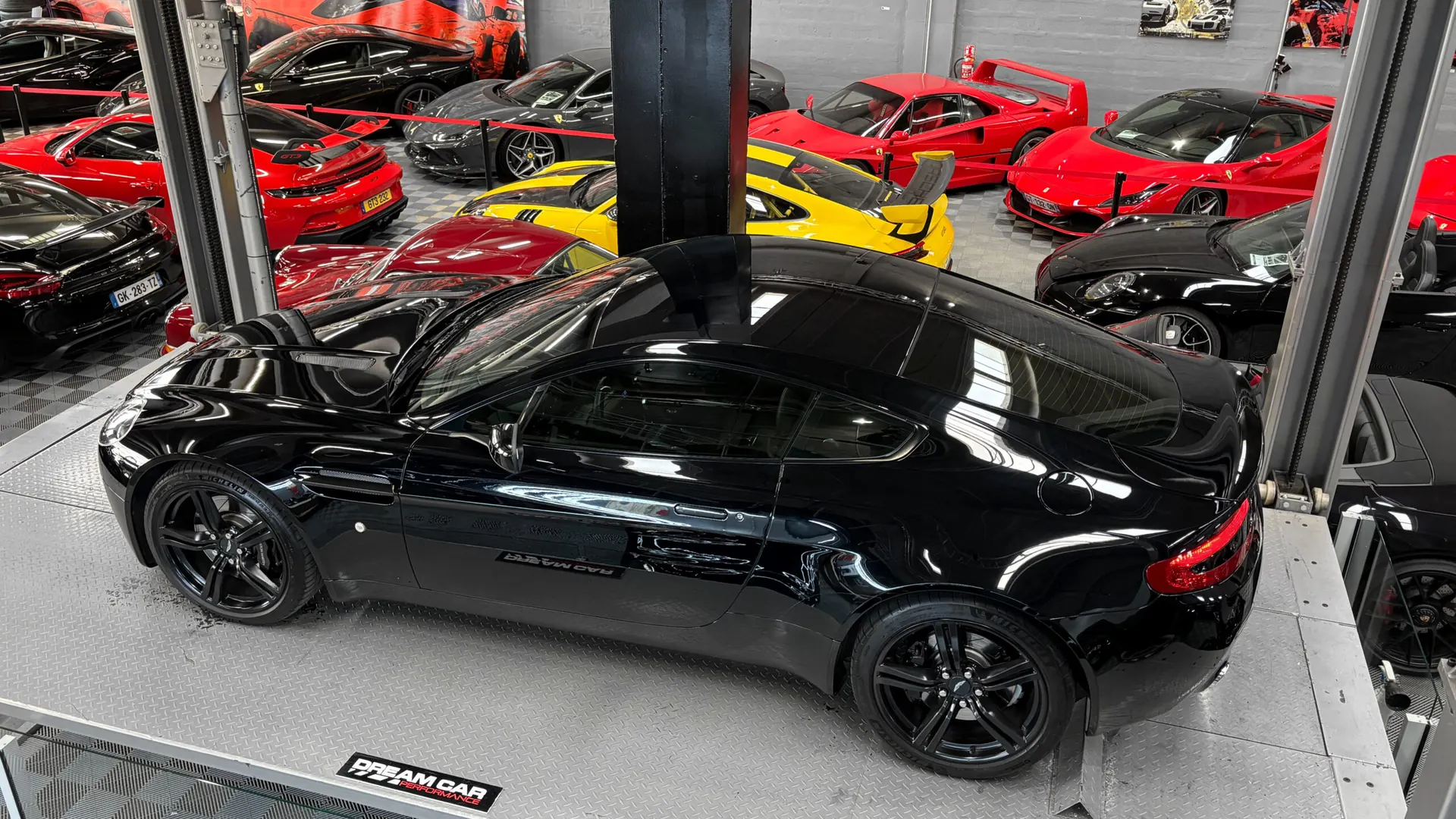 Aston Martin V8 — photo 3