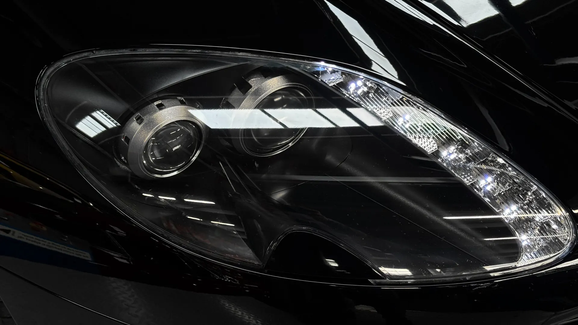 Aston Martin V8 — photo 21
