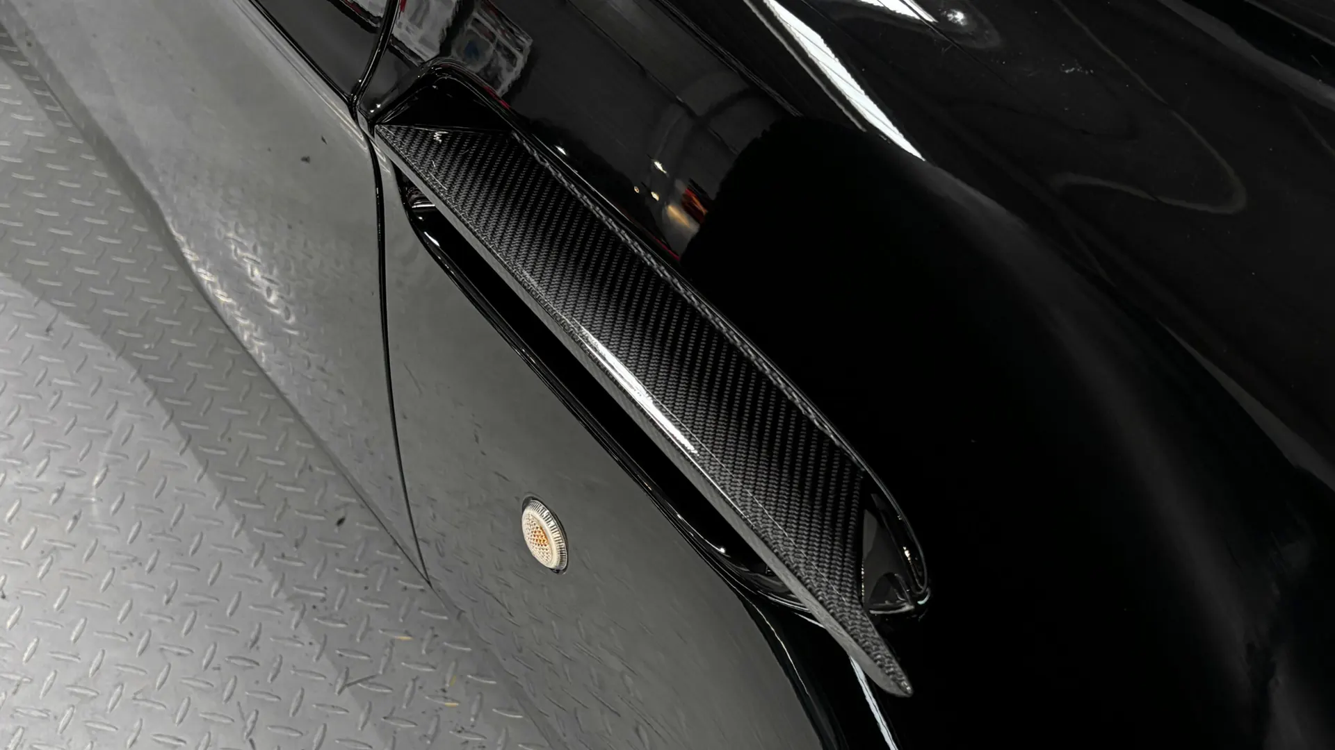 Aston Martin V8 — photo 23