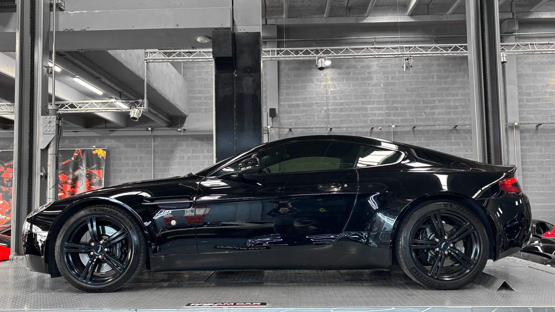 Aston Martin V8 — photo 20