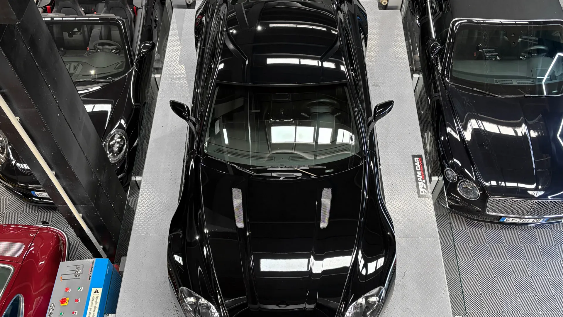Aston Martin V8 — photo 6