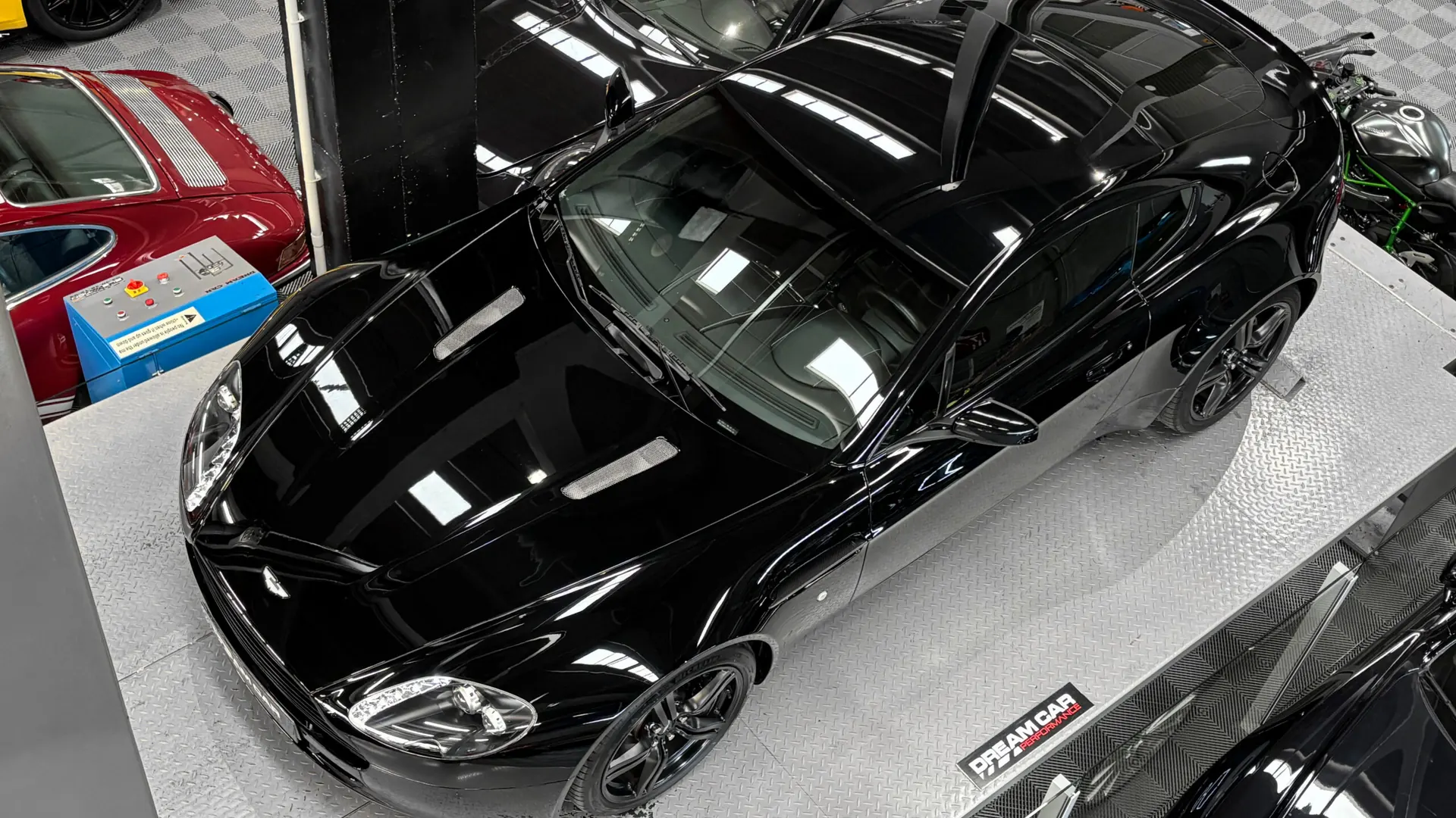 Aston Martin V8 — photo 5
