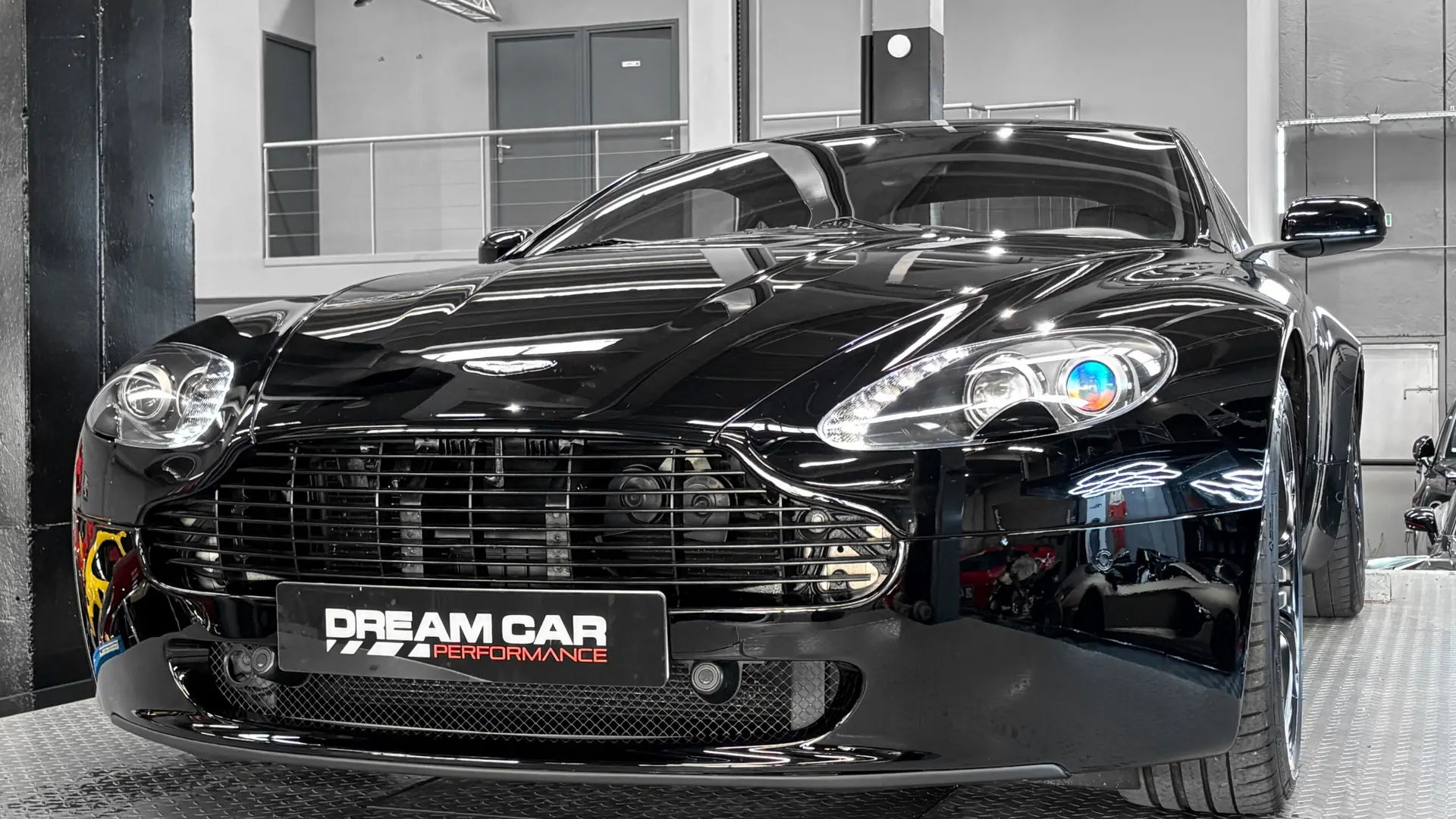 Aston Martin V8 — photo 12