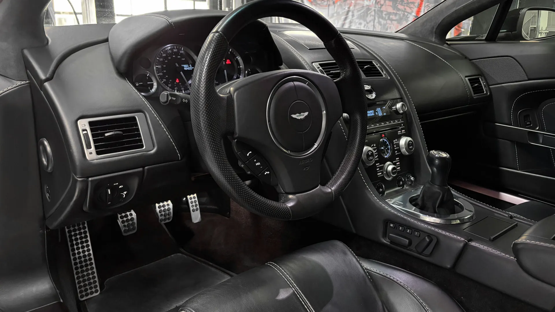 Aston Martin V8 — photo 29