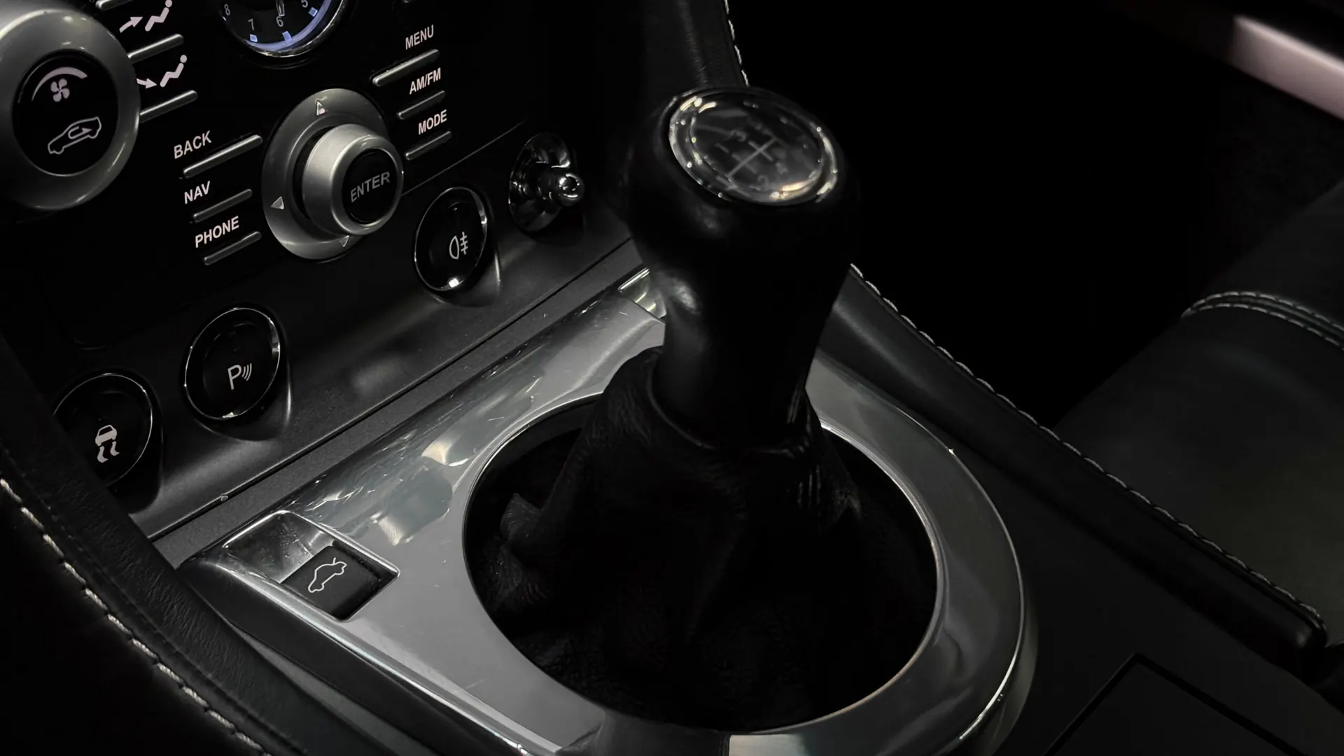 Aston Martin V8 — photo 35
