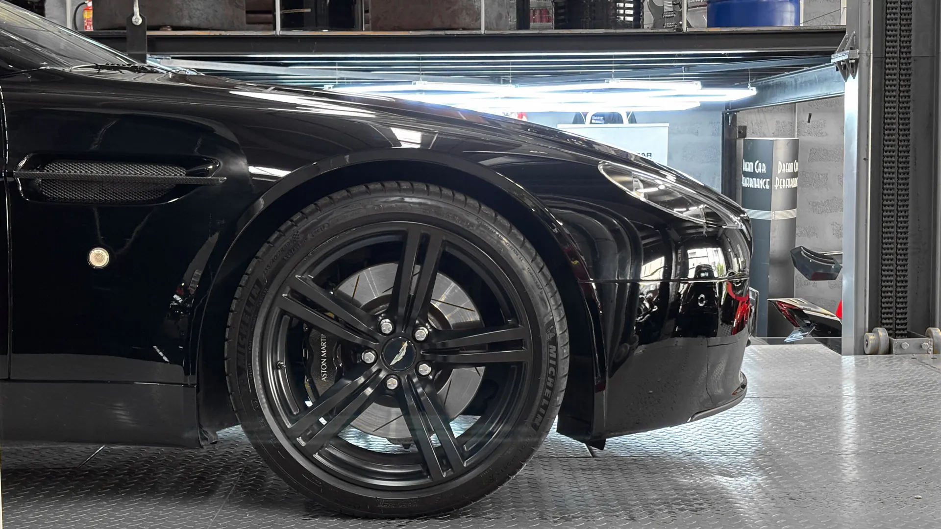 Aston Martin V8 — photo 13
