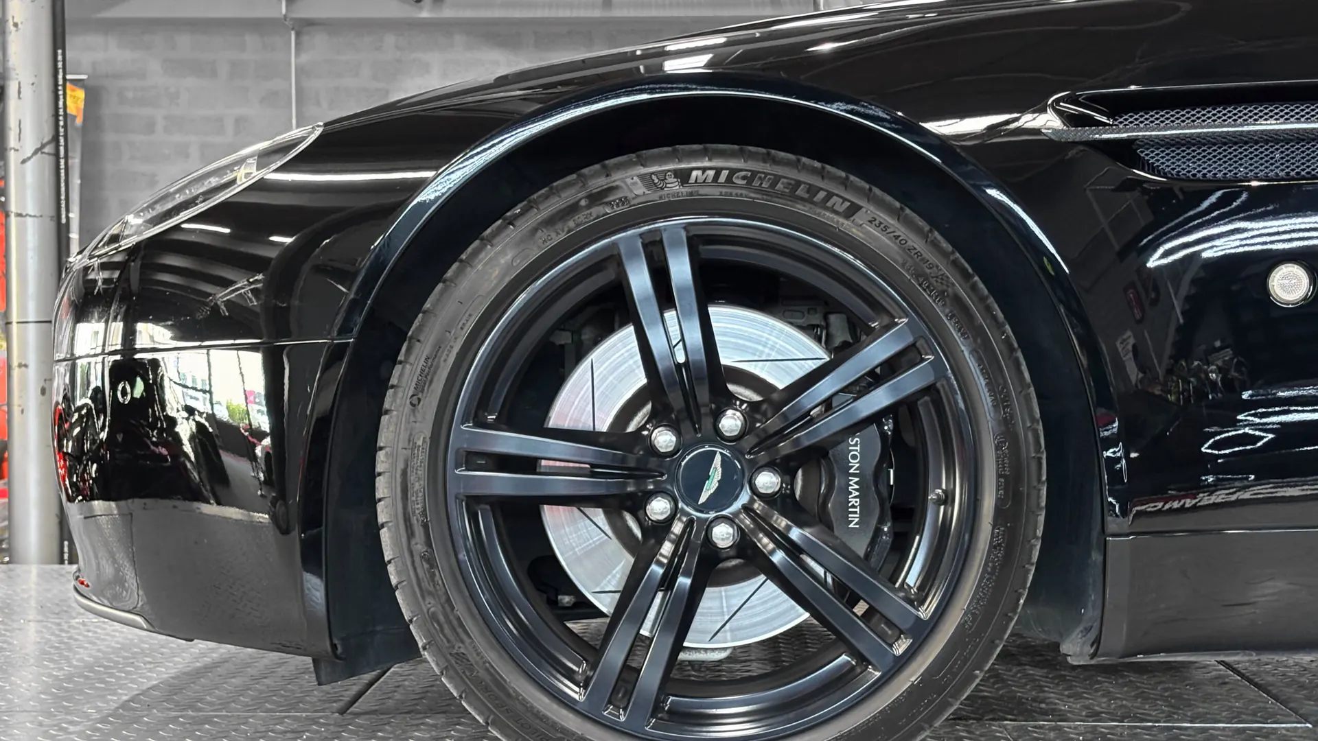 Aston Martin V8 — photo 19