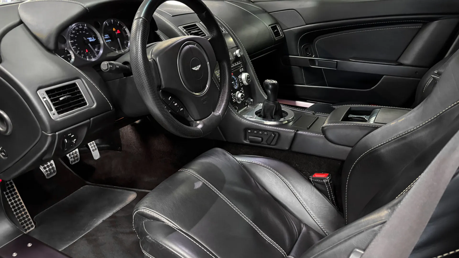 Aston Martin V8 — photo 33
