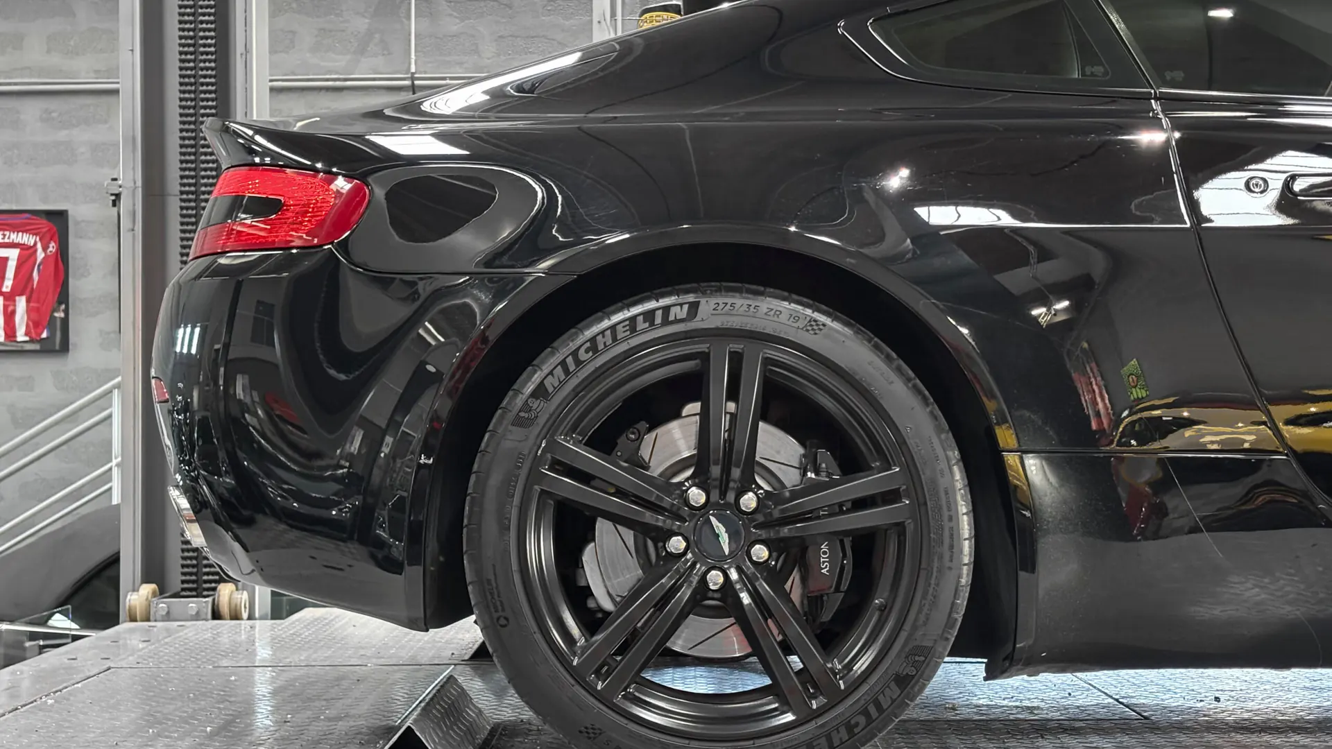 Aston Martin V8 — photo 14
