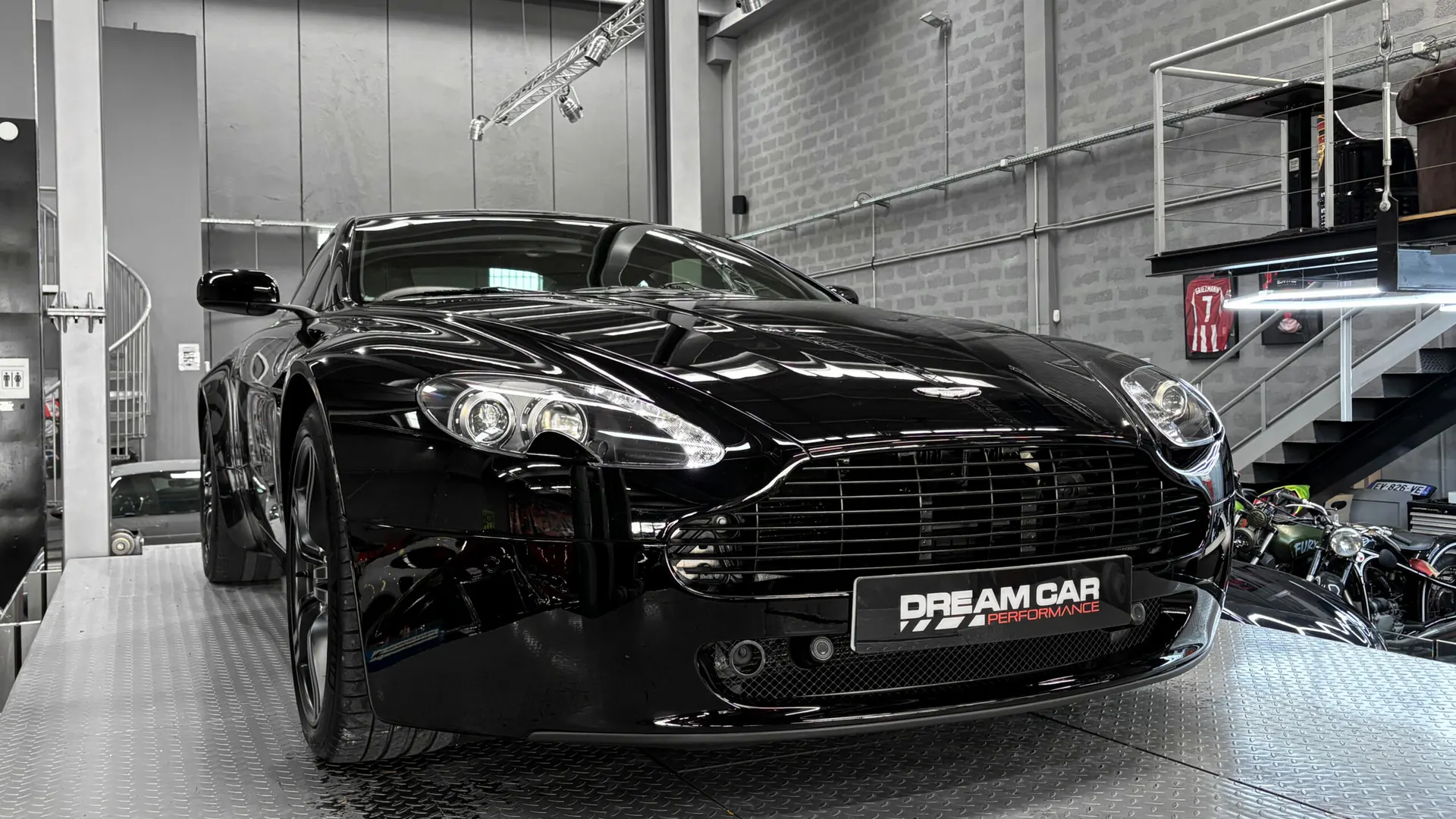 Aston Martin V8 — photo 10