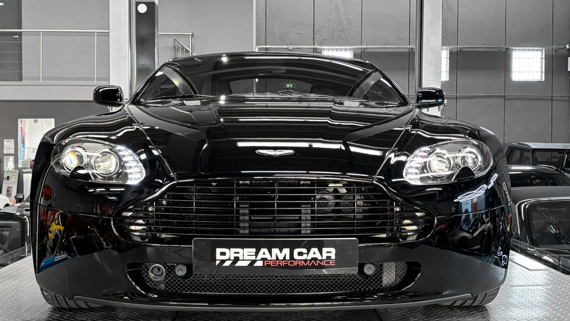 Aston Martin V8 — photo 11