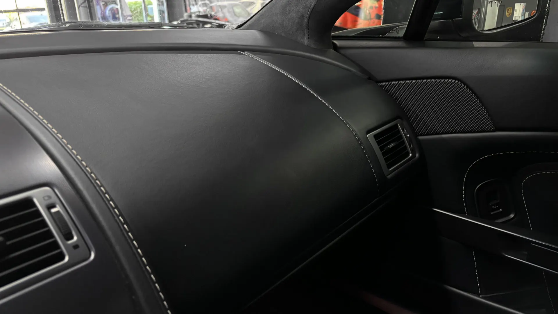 Aston Martin V8 — photo 32
