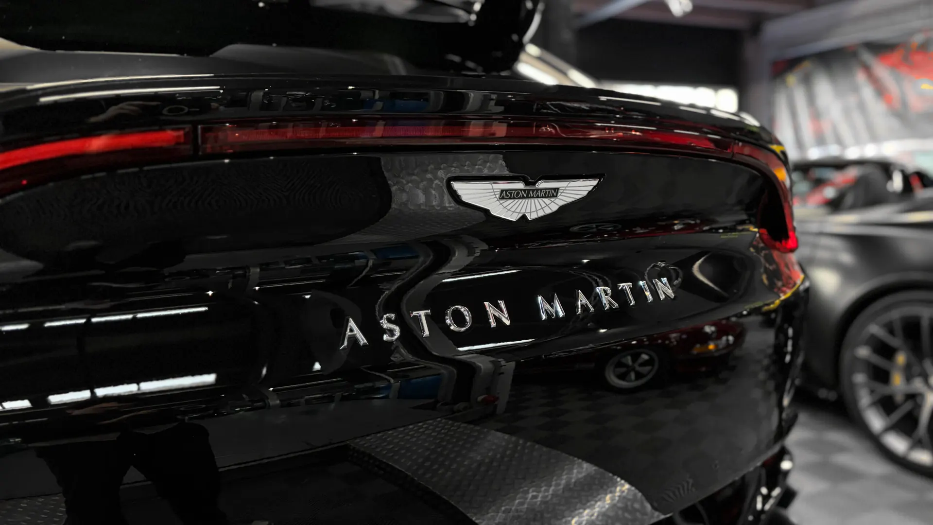 Aston Martin DBX — photo 24