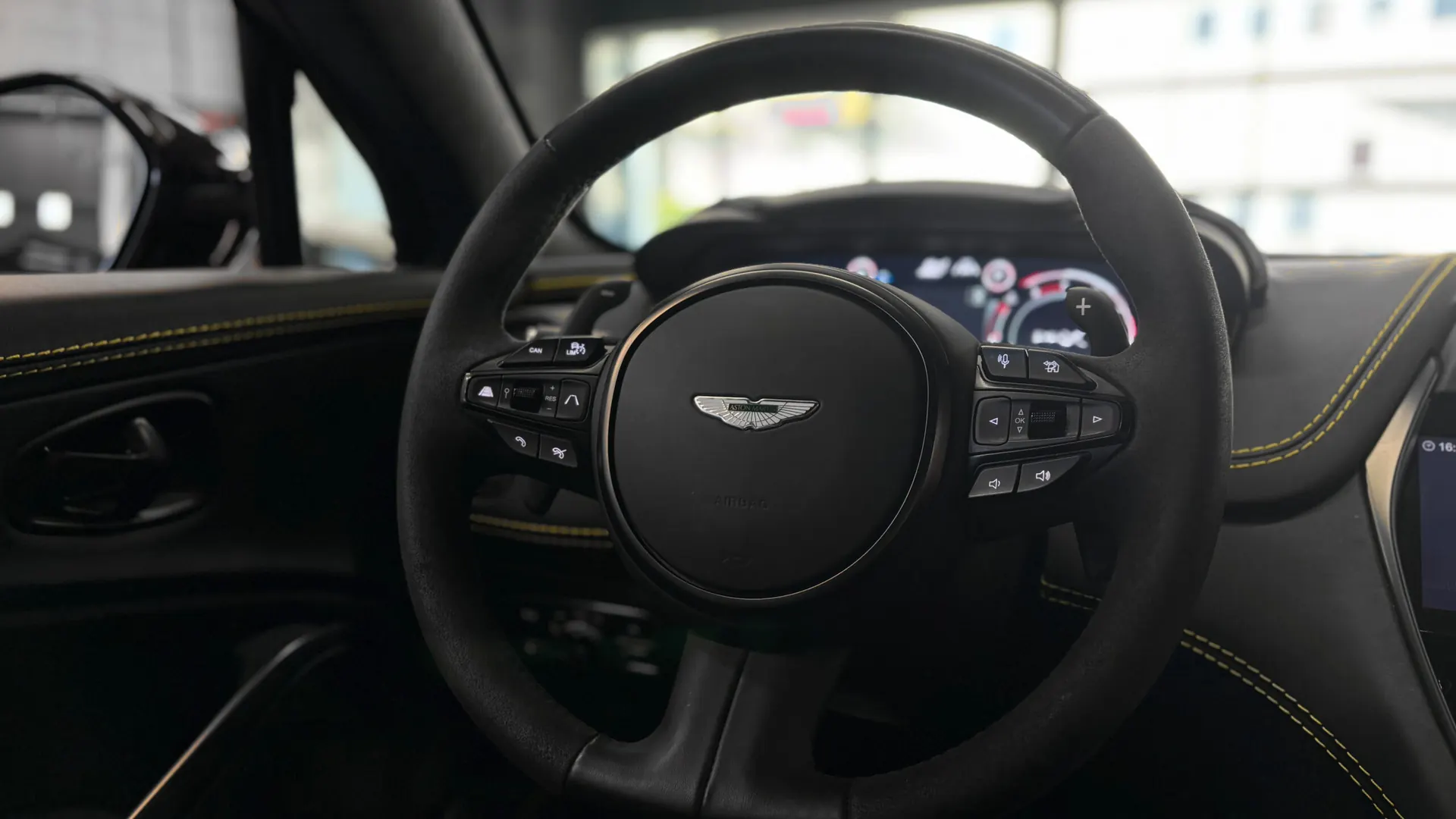 Aston Martin DBX — photo 34