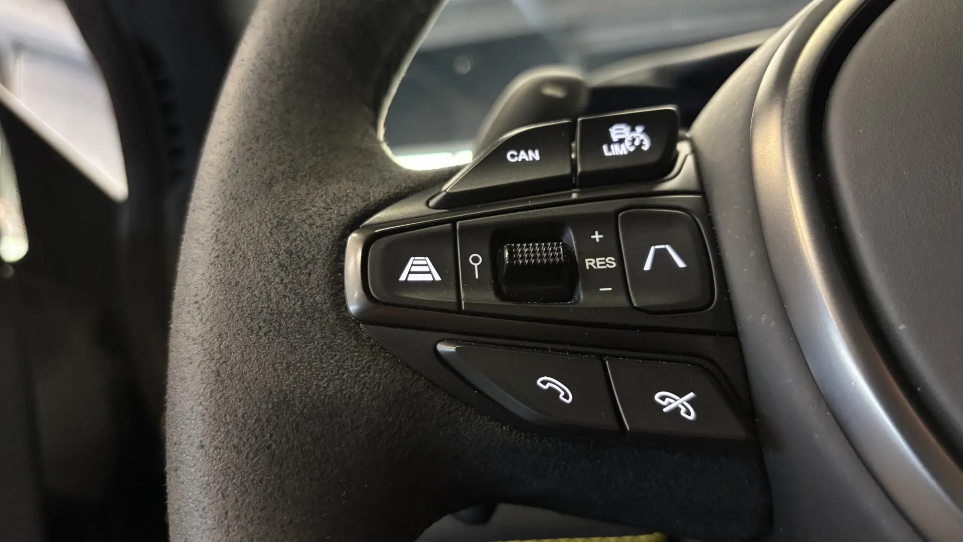 Aston Martin DBX — photo 36