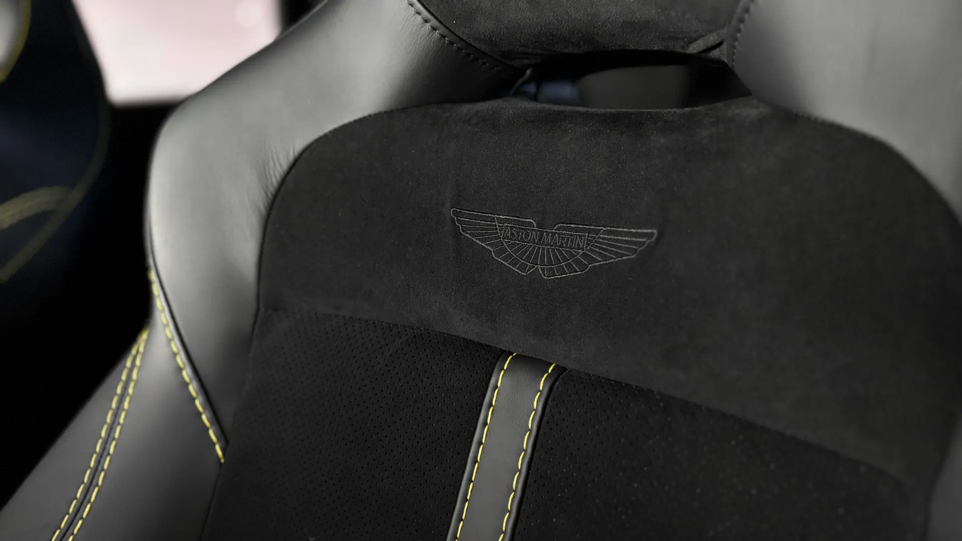 Aston Martin DBX — photo 31