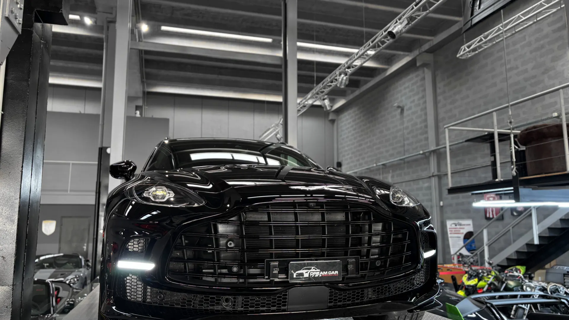 Aston Martin DBX — photo 4