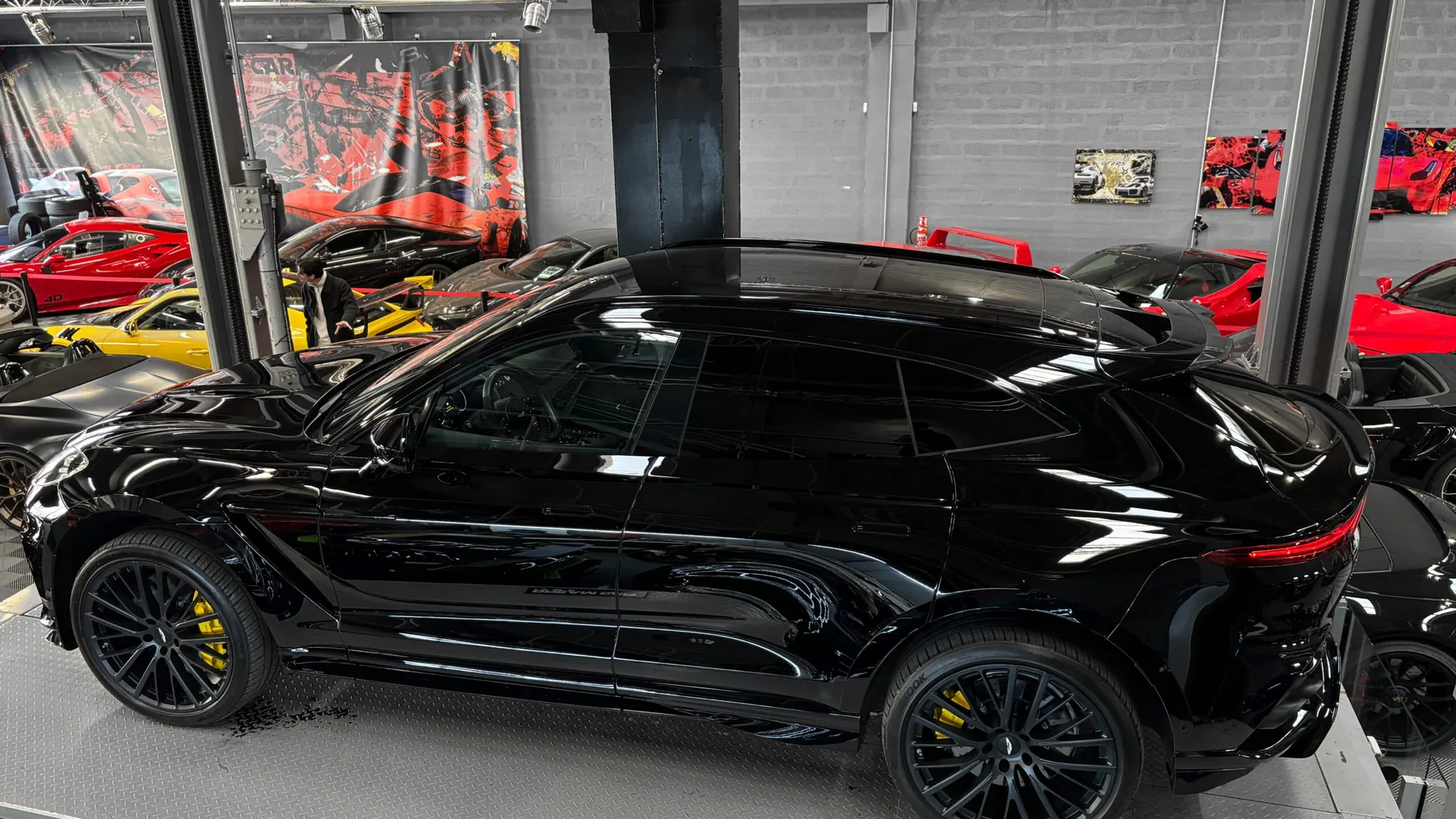 Aston Martin DBX — photo 3
