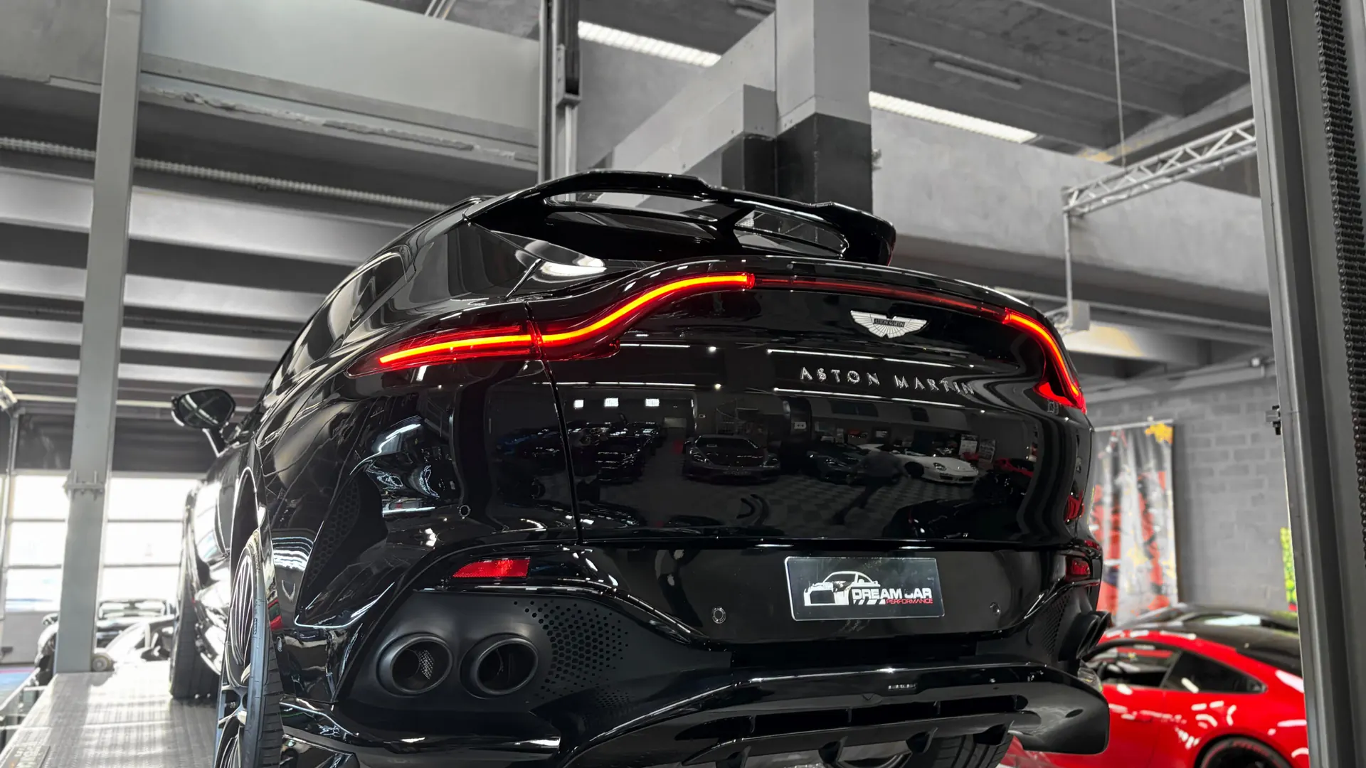 Aston Martin DBX — photo 13