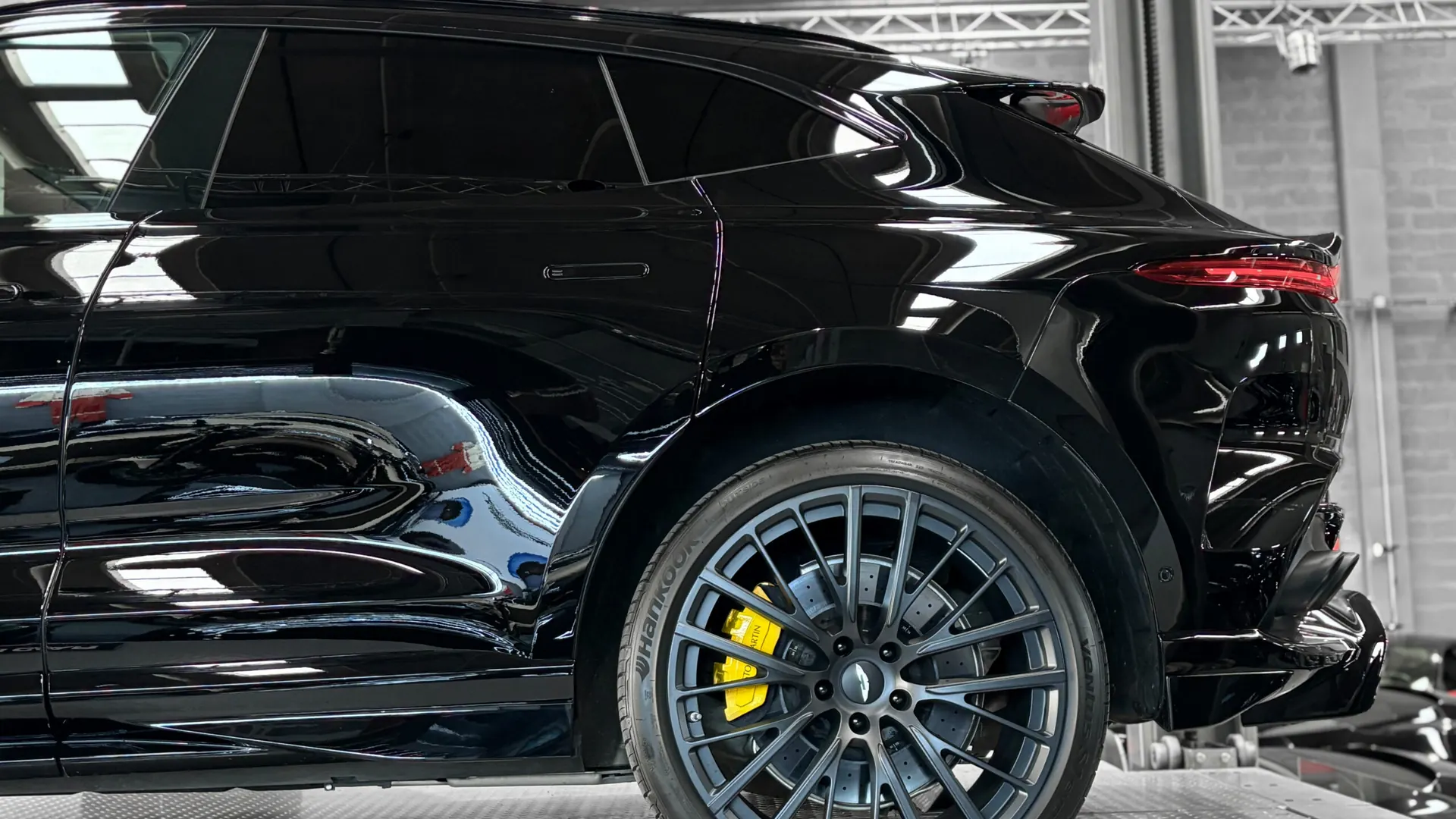 Aston Martin DBX — photo 12