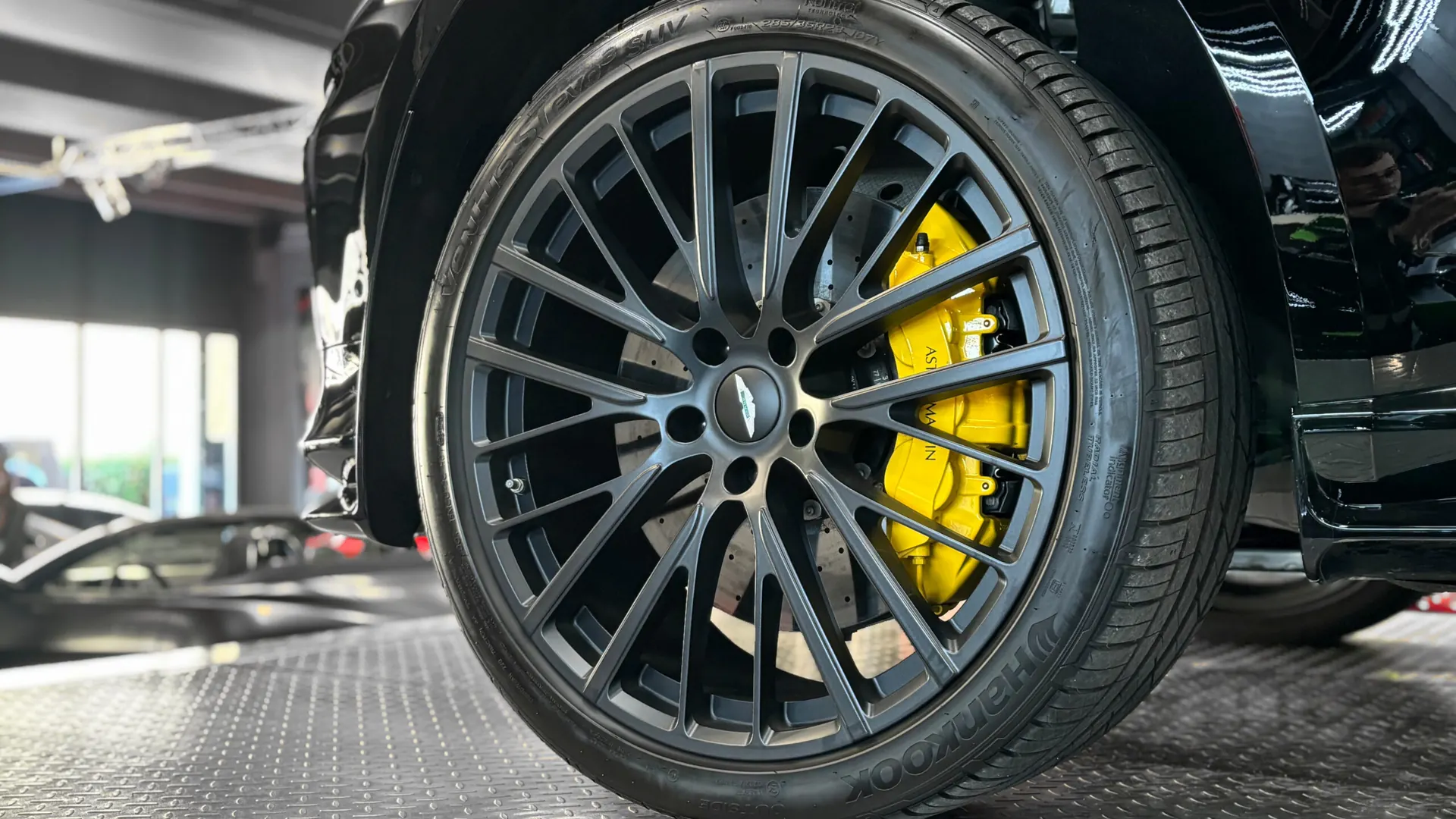 Aston Martin DBX — photo 10