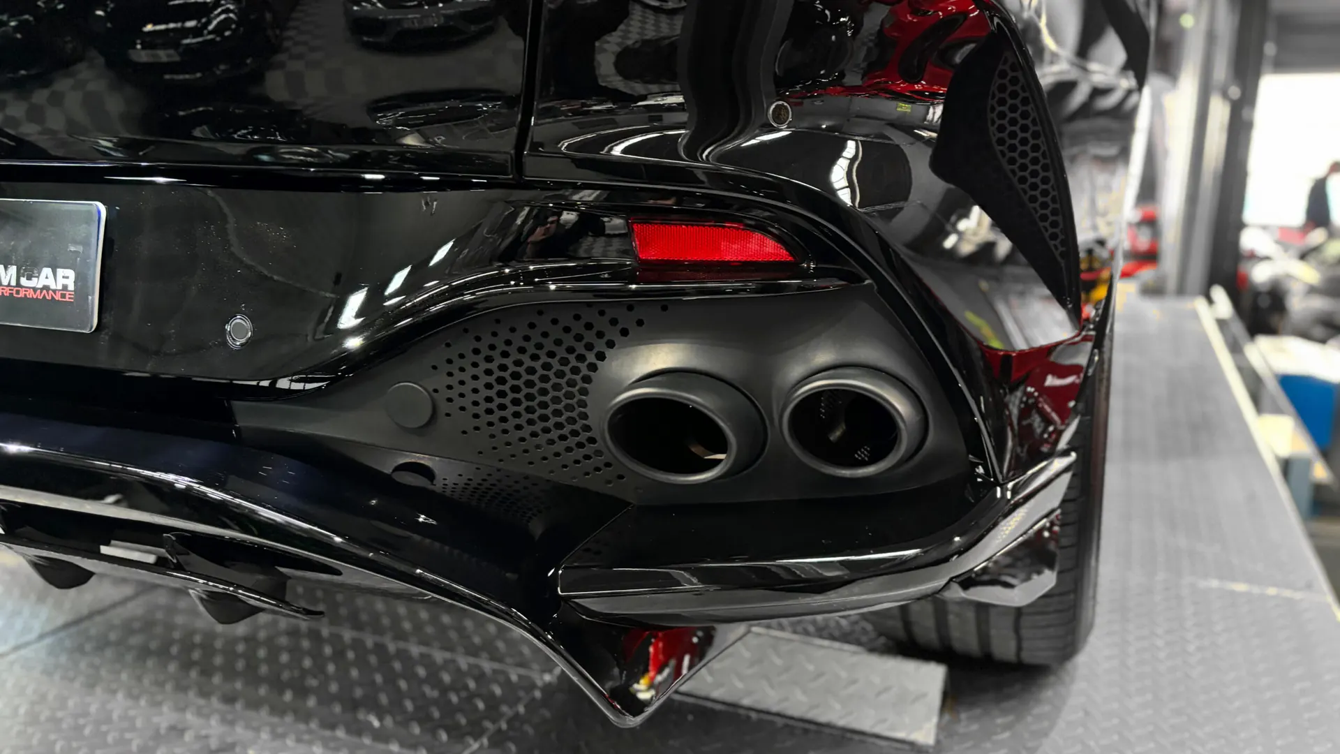 Aston Martin DBX — photo 18