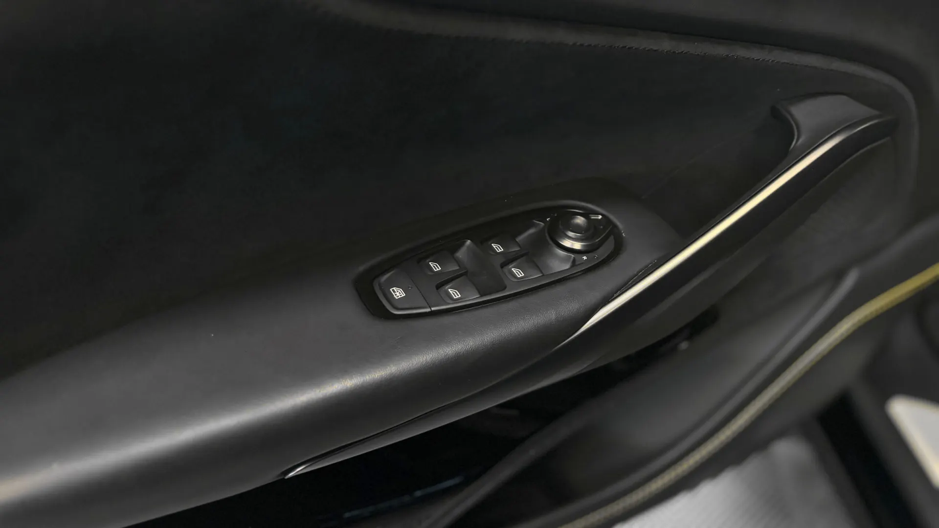 Aston Martin DBX — photo 26