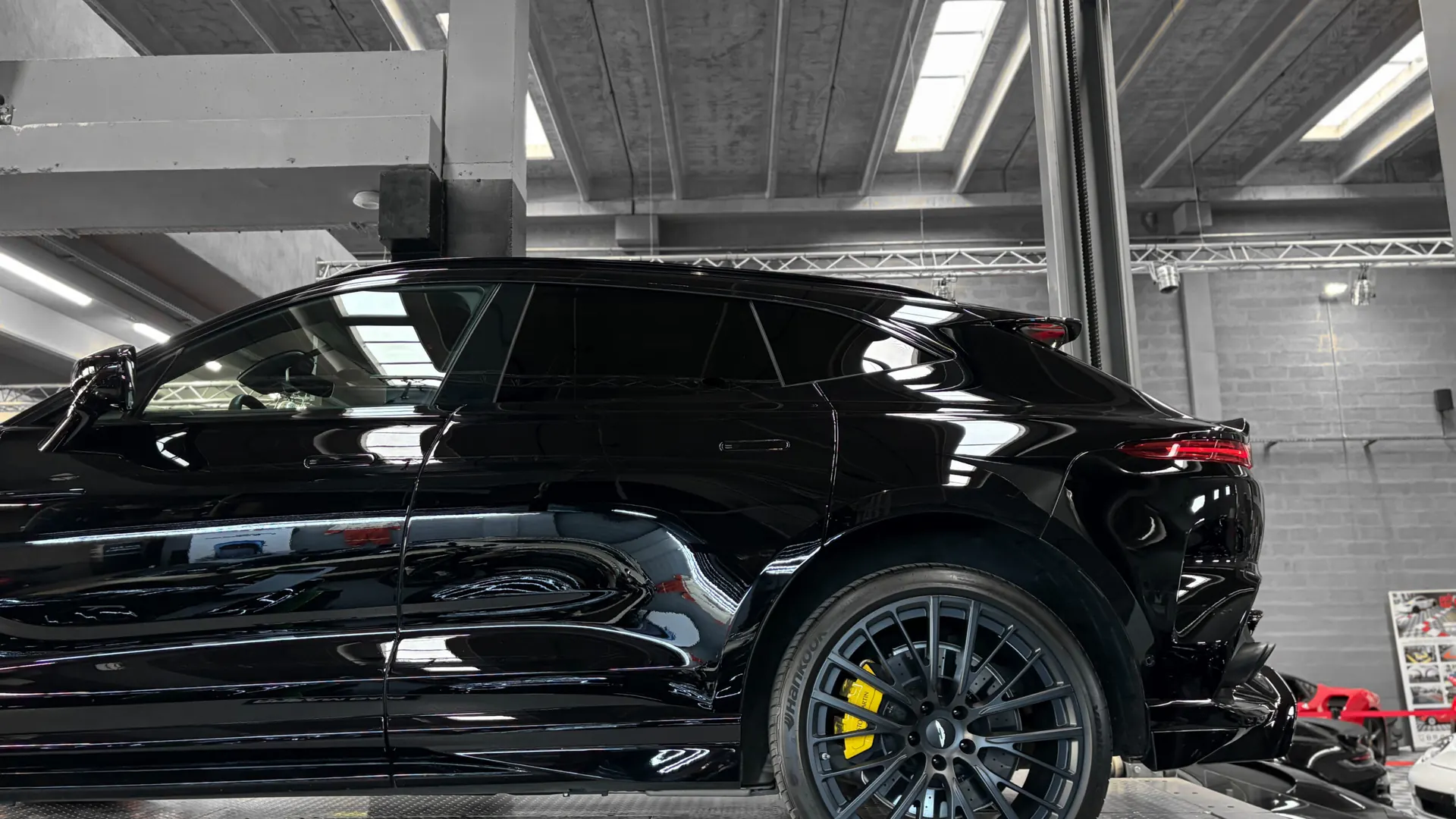 Aston Martin DBX — photo 11