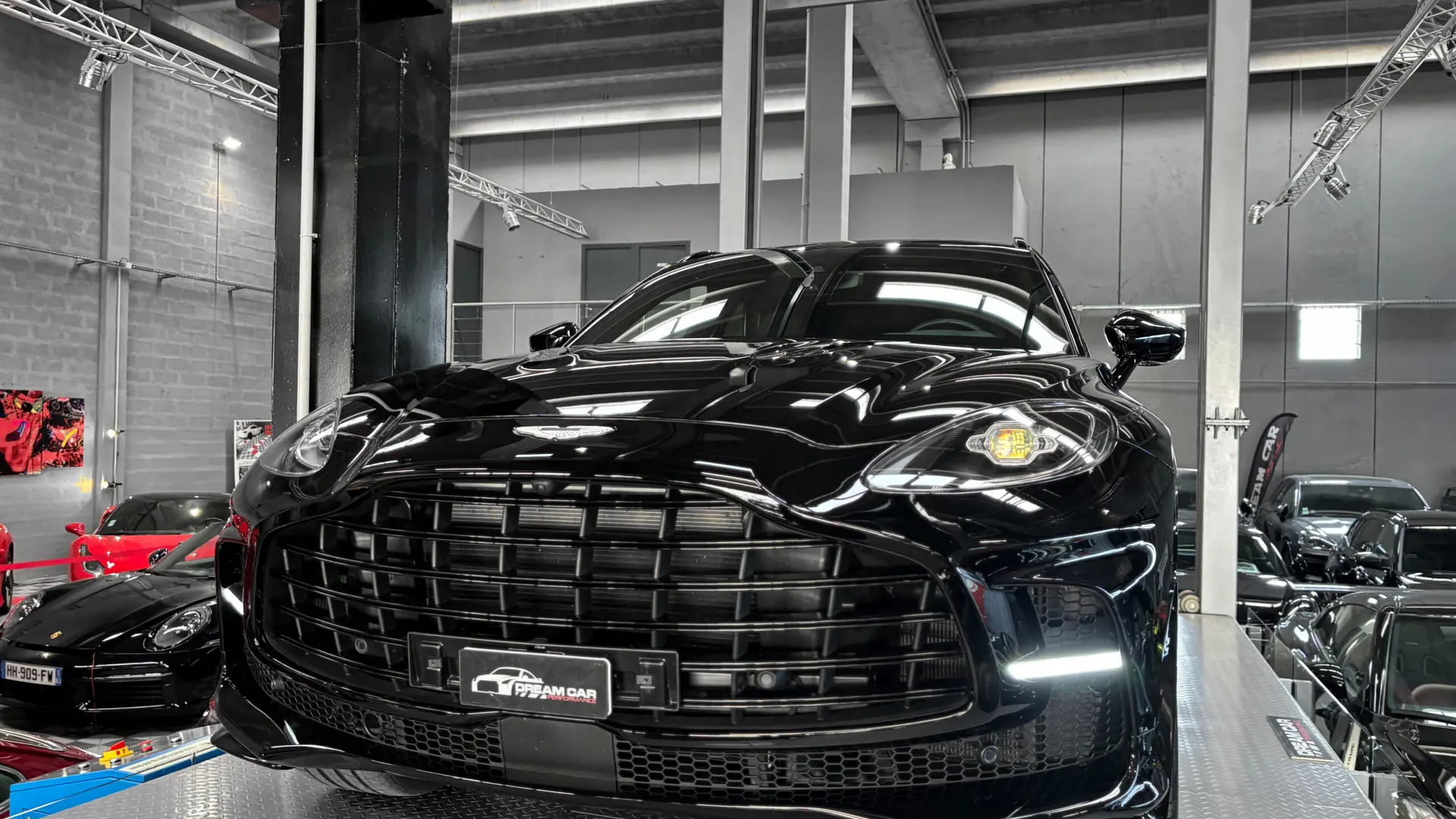 Aston Martin DBX — photo 6