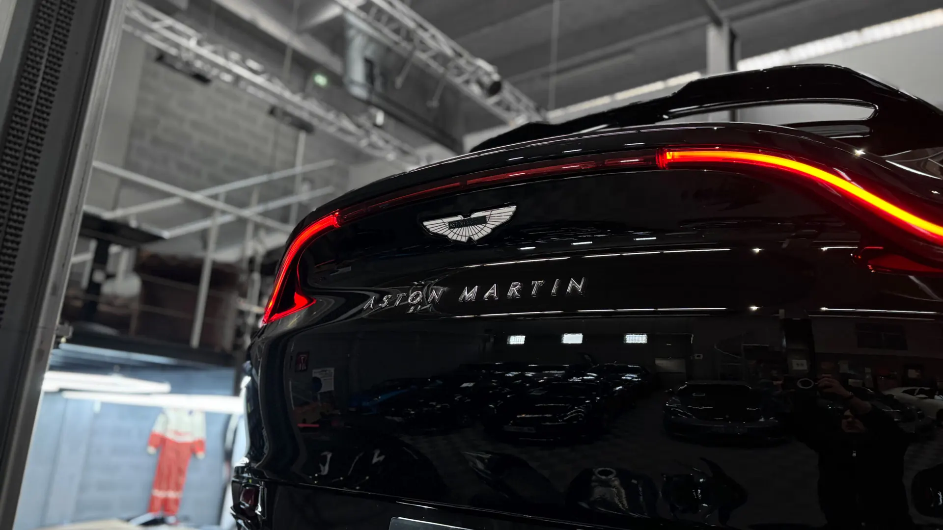 Aston Martin DBX — photo 17
