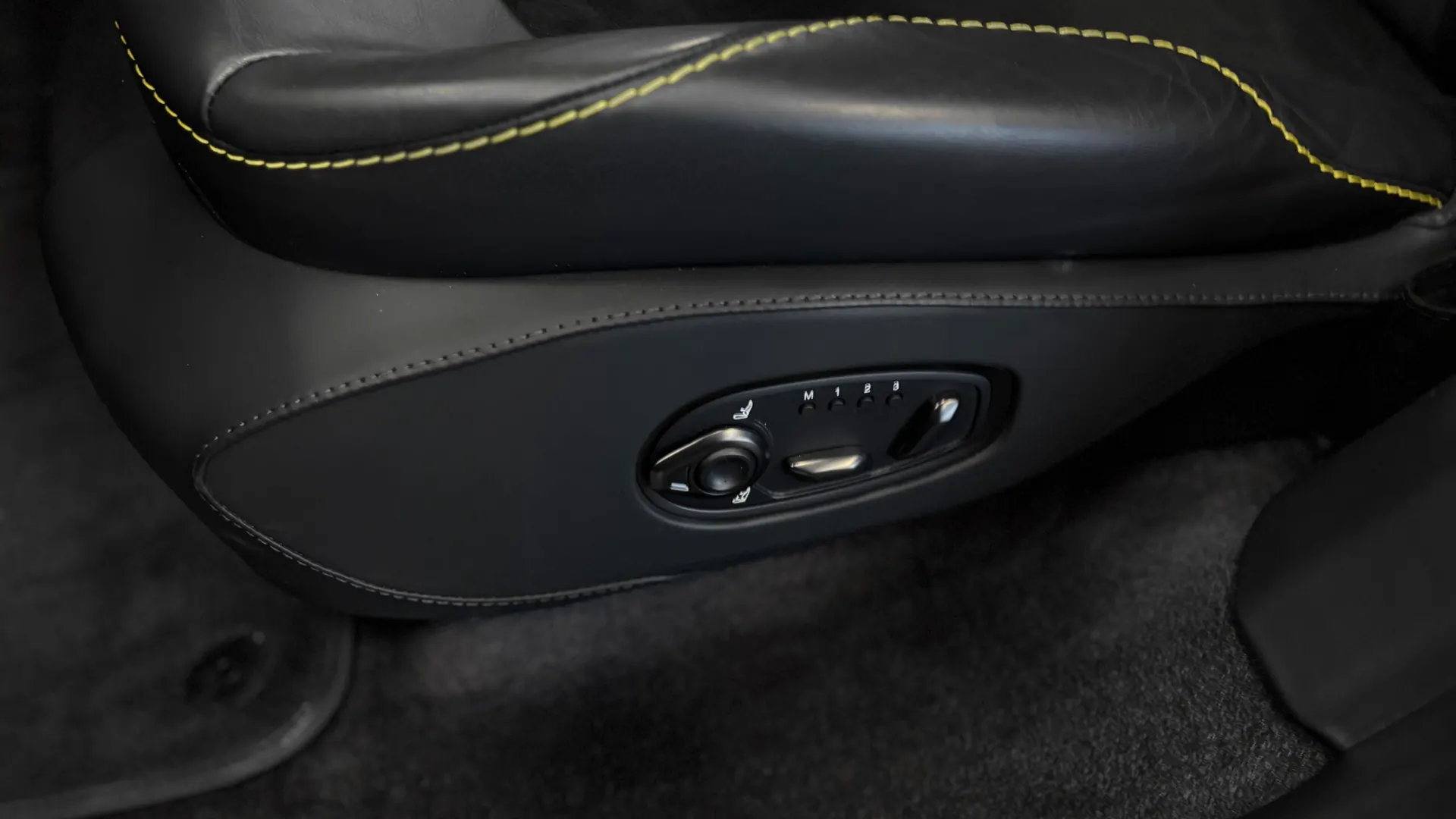 Aston Martin DBX — photo 28