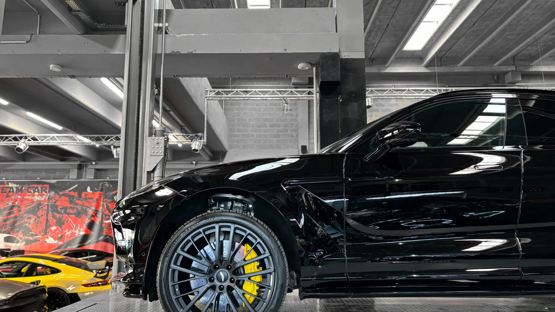 Aston Martin DBX — photo 8