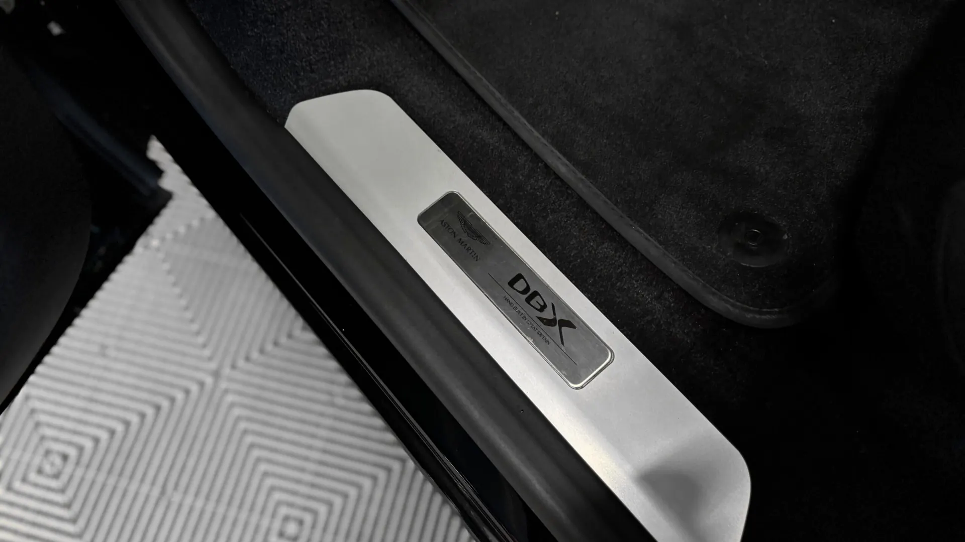 Aston Martin DBX — photo 27