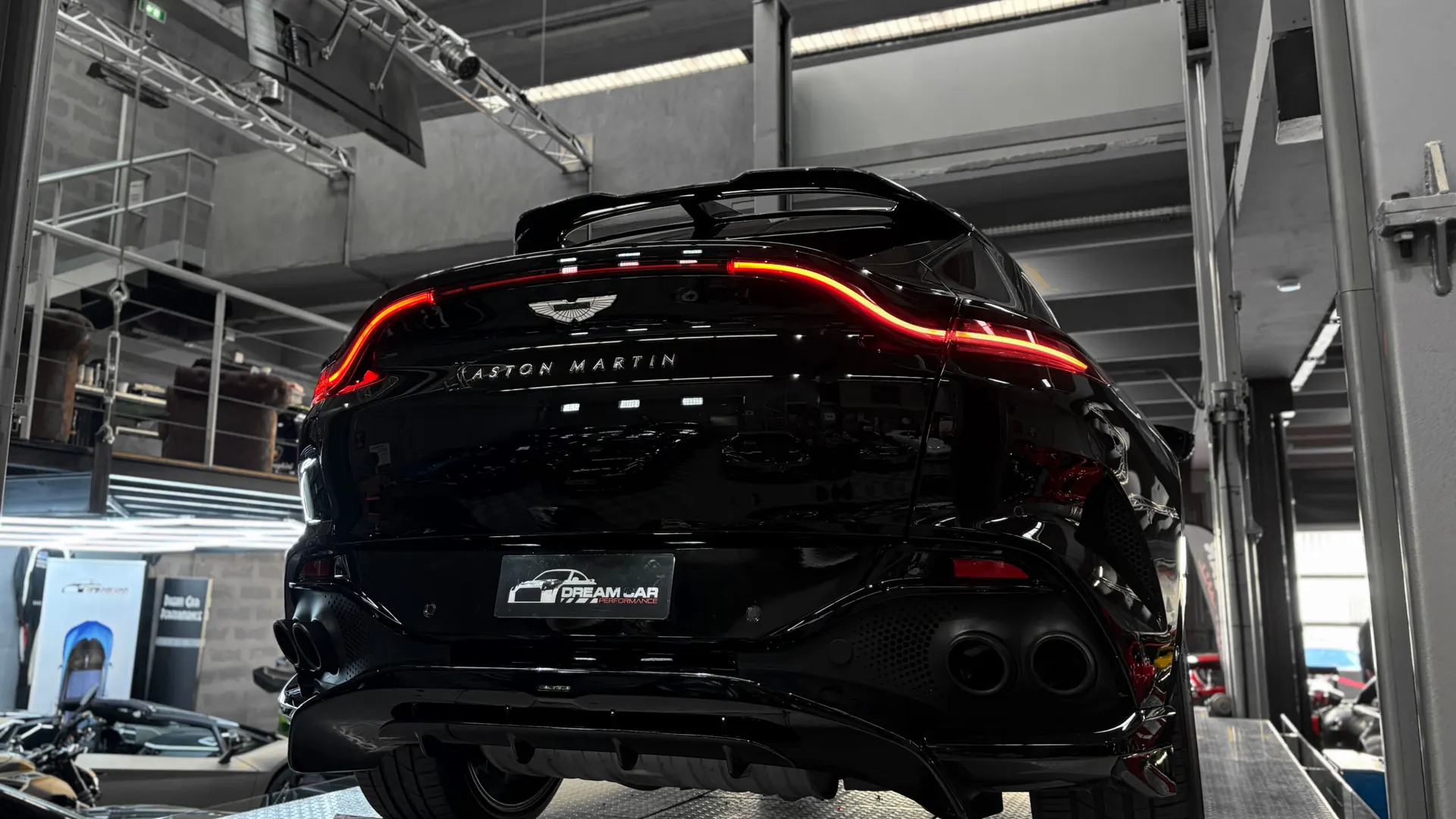 Aston Martin DBX — photo 15