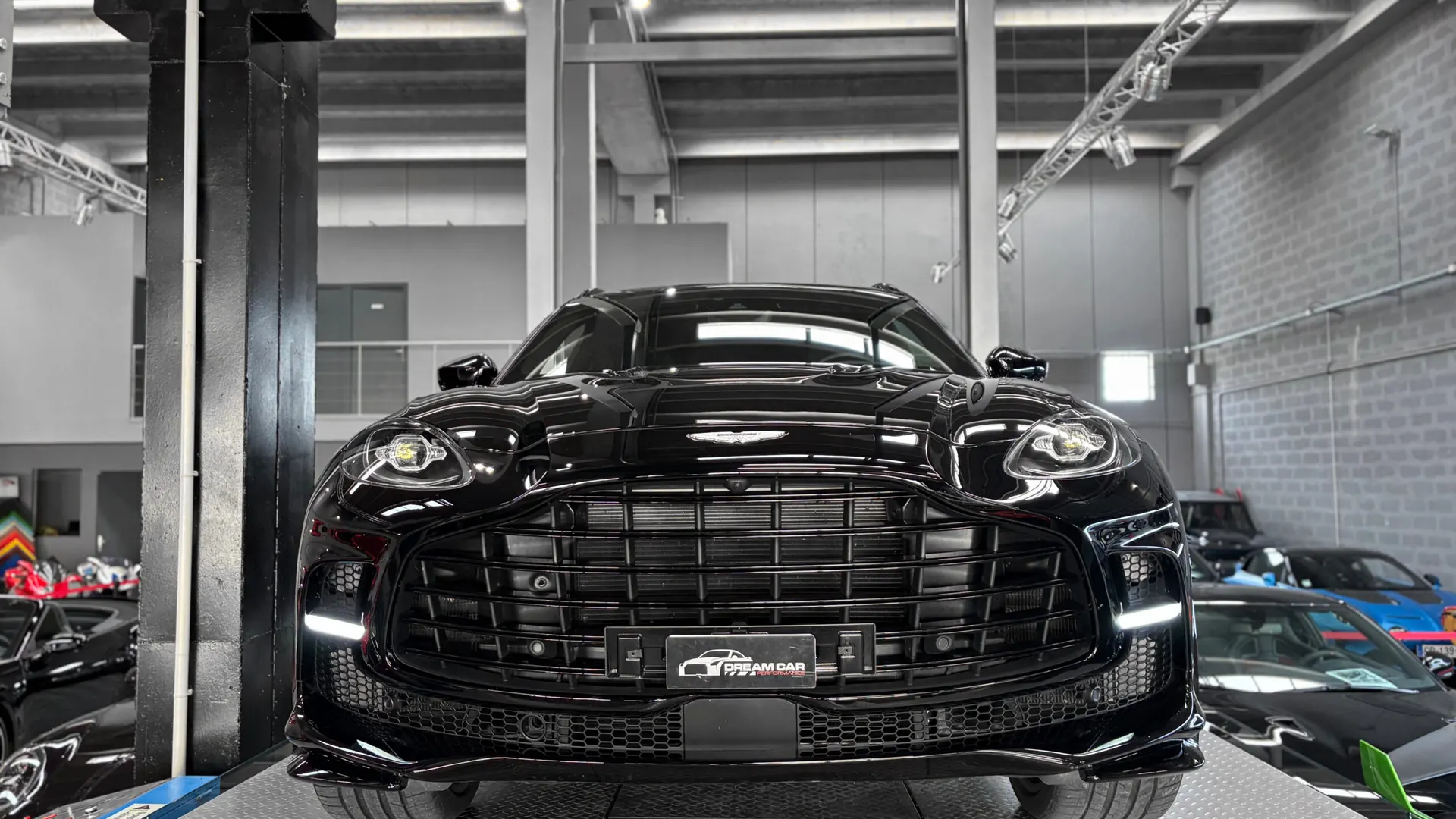 Aston Martin DBX — photo 5