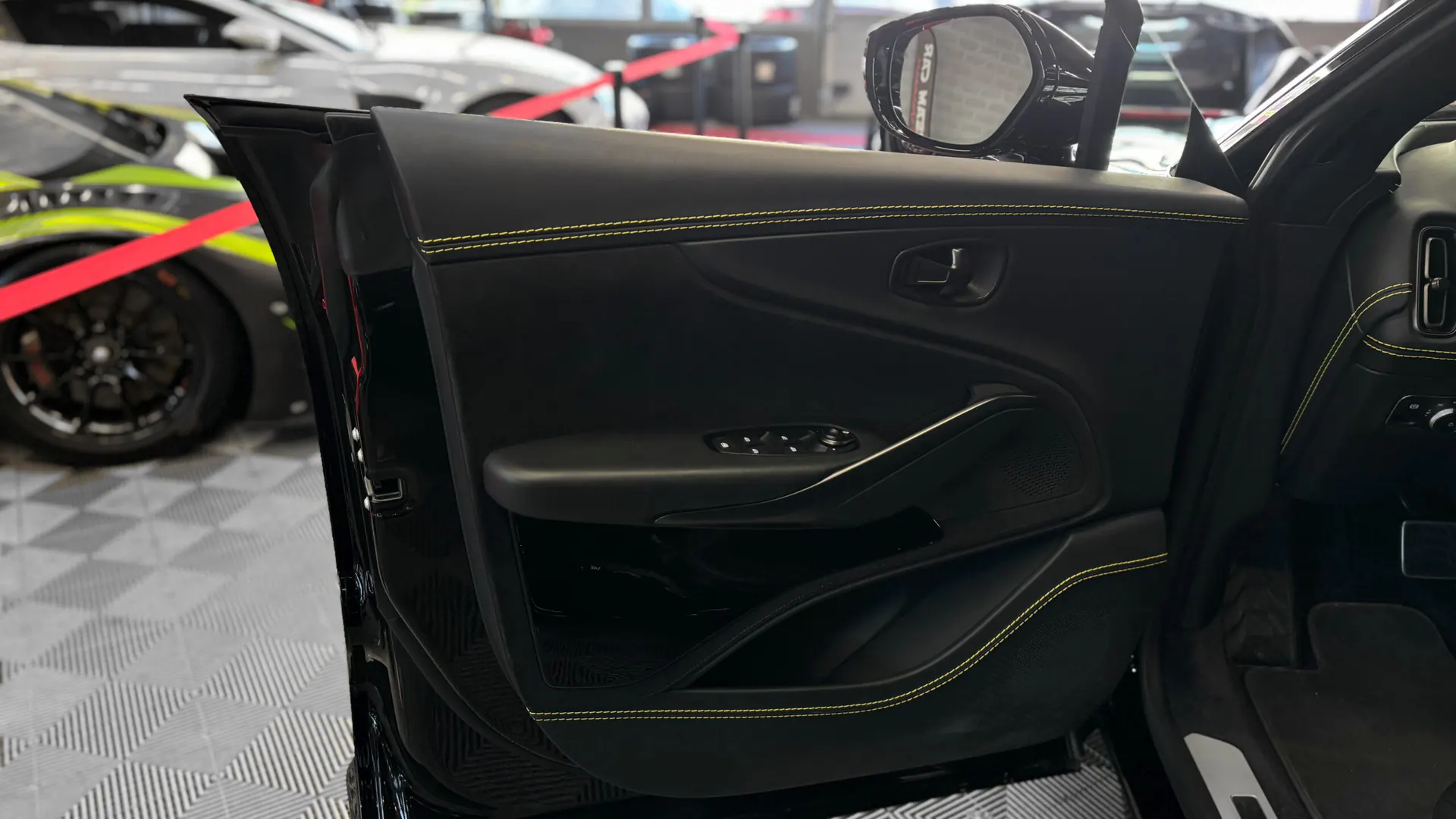 Aston Martin DBX — photo 25