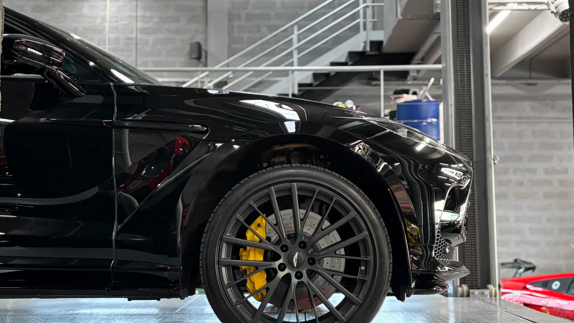 Aston Martin DBX — photo 19