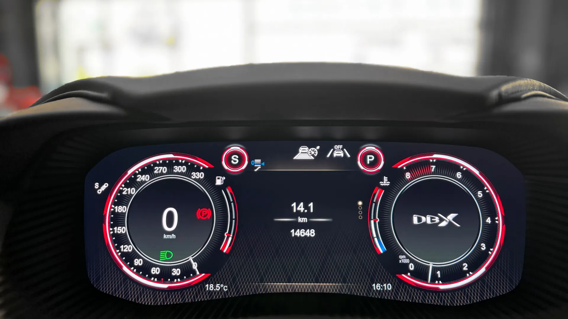 Aston Martin DBX — photo 35