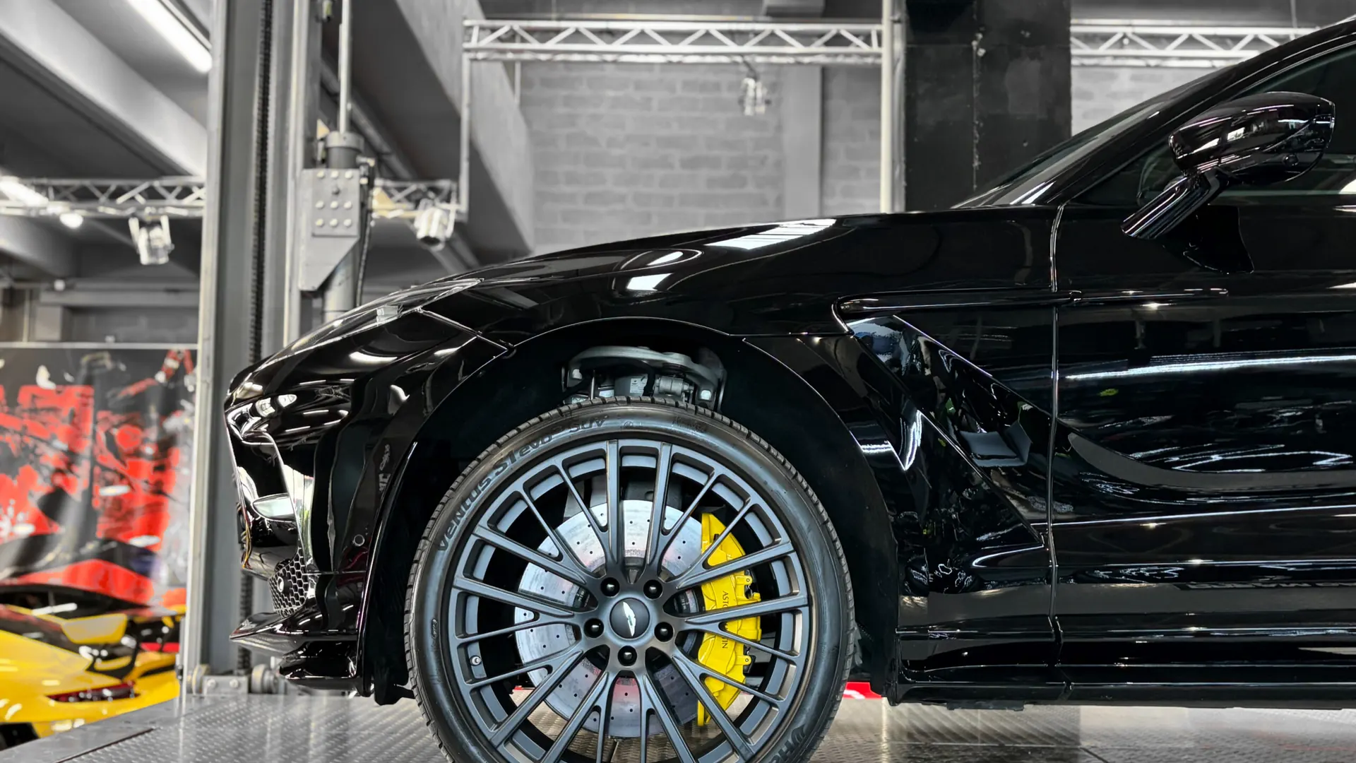 Aston Martin DBX — photo 7