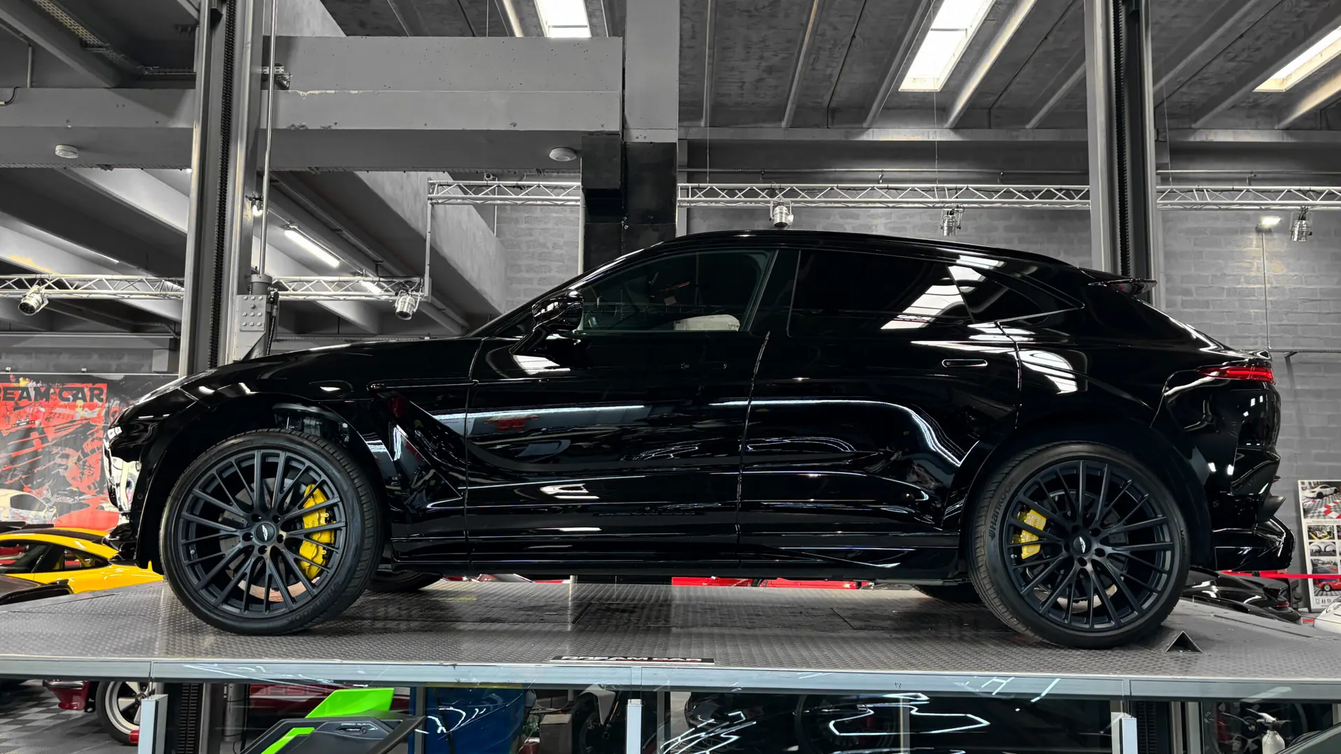 Aston Martin DBX — photo 9