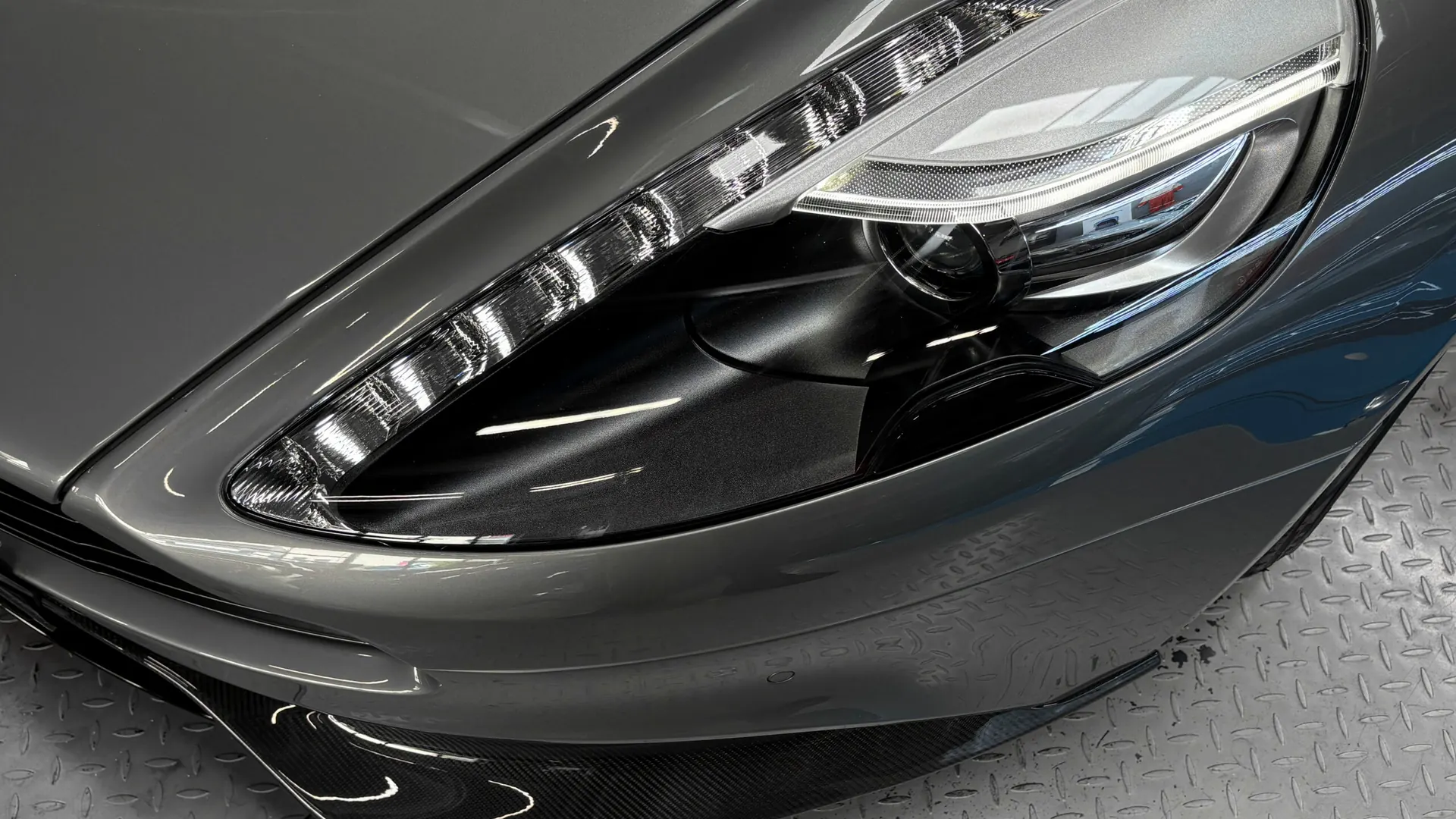 Aston Martin VANQUISH — photo 22
