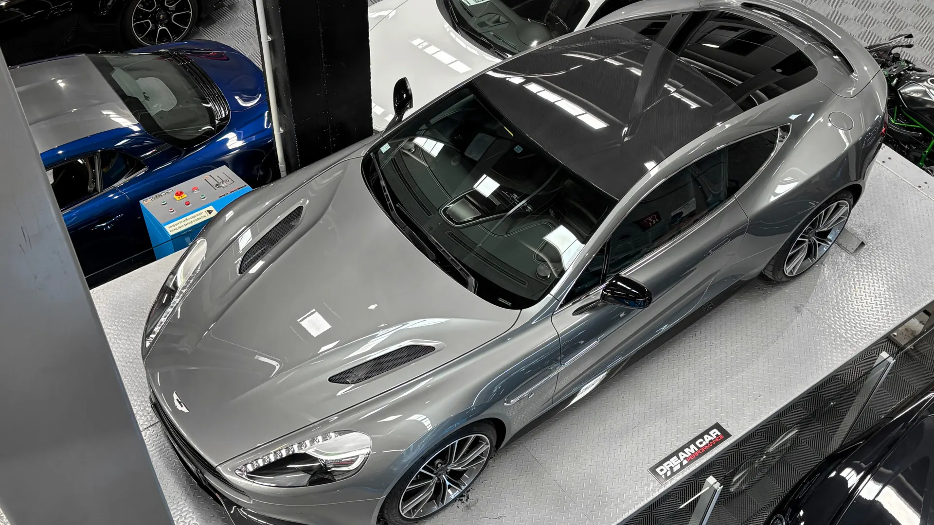 Aston Martin VANQUISH — photo 7